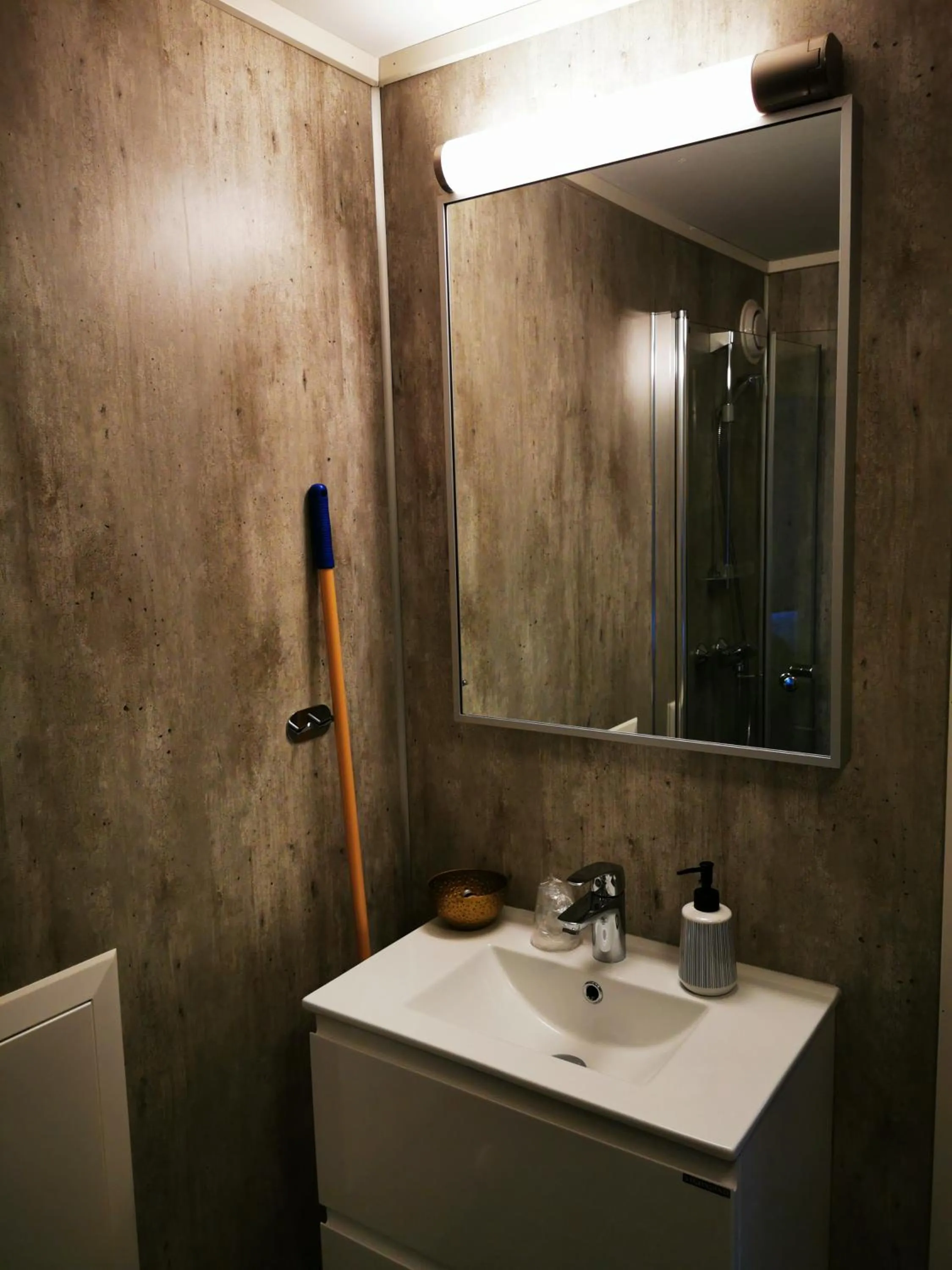 Bathroom in Henningsvær Guesthouse