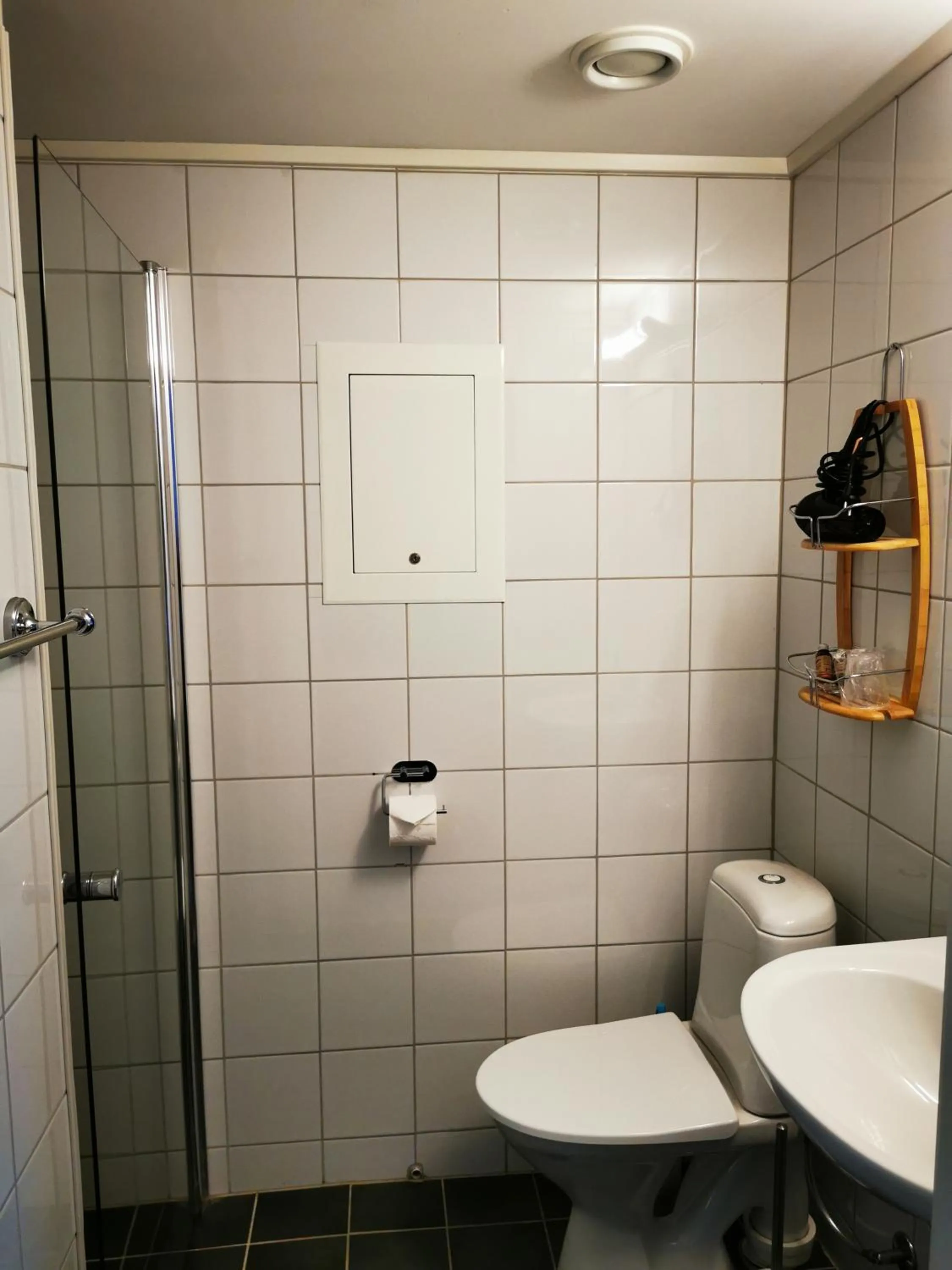 Shower in Henningsvær Guesthouse