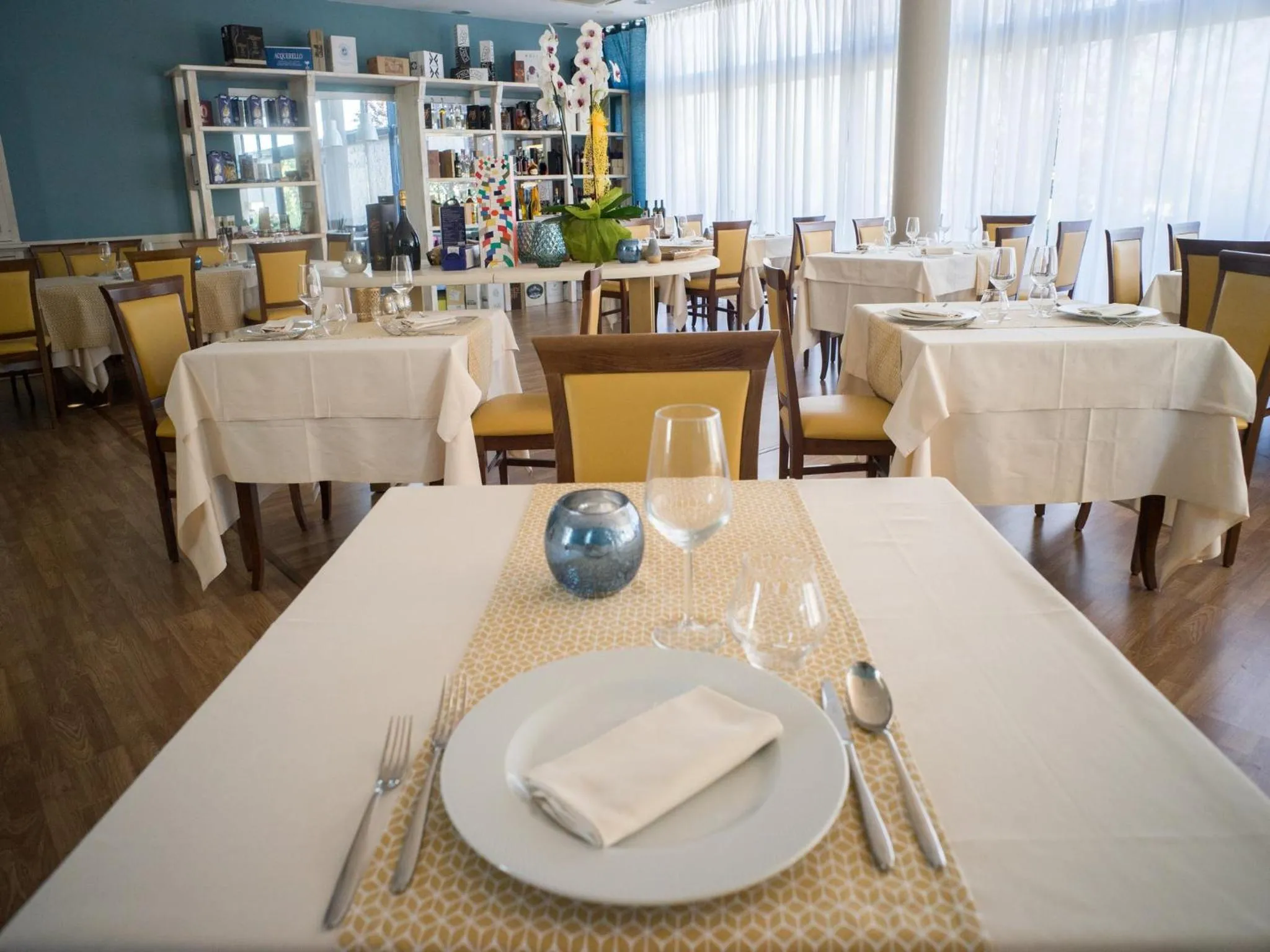 Restaurant/places to eat in Hotel Select