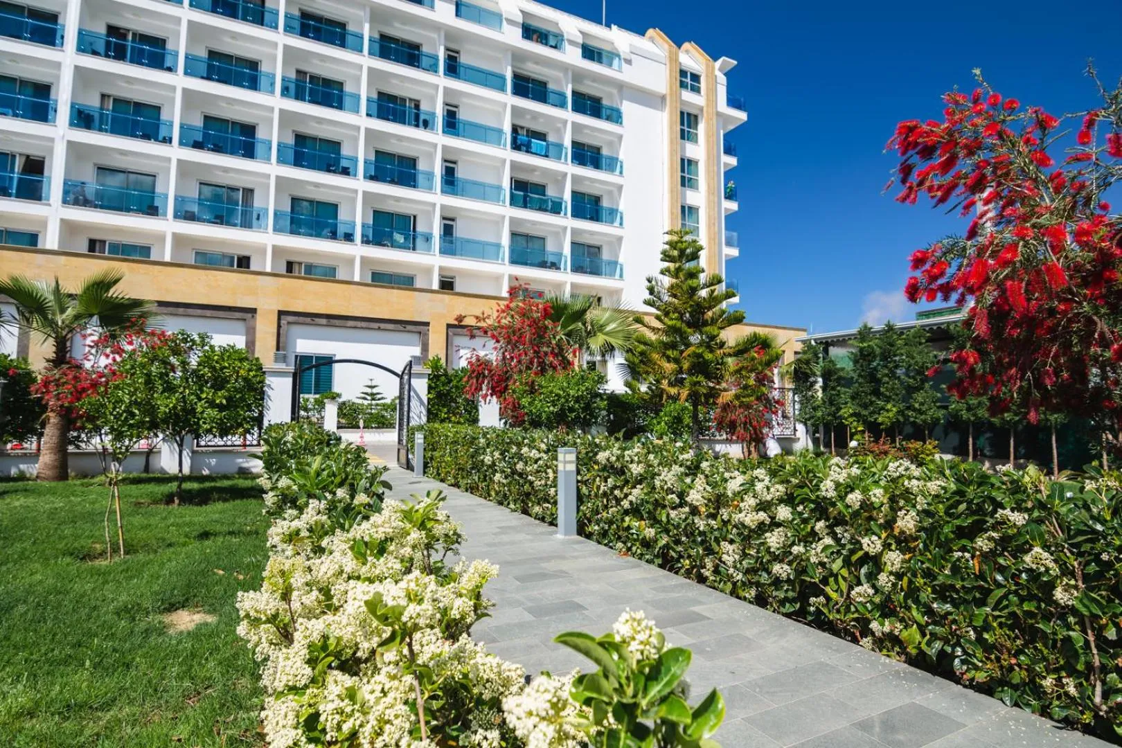 Garden in The Lumos Deluxe Resort Hotel & Spa