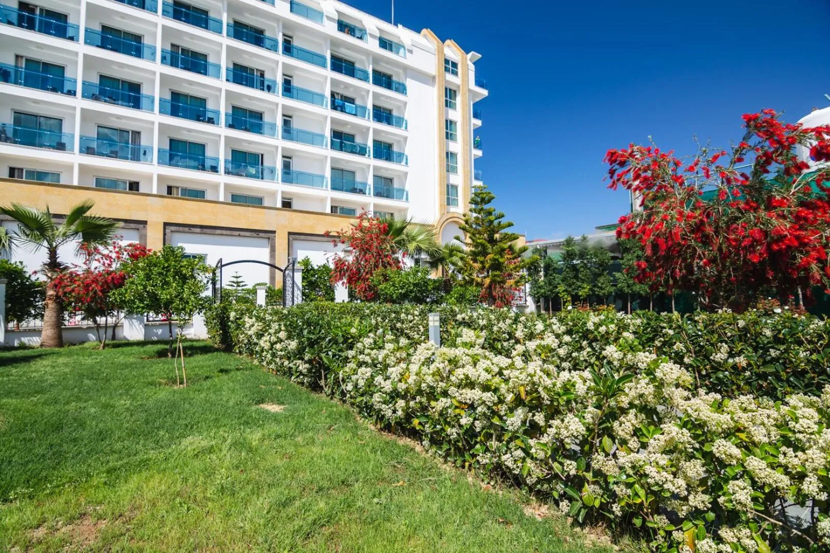 Garden in The Lumos Deluxe Resort Hotel & Spa