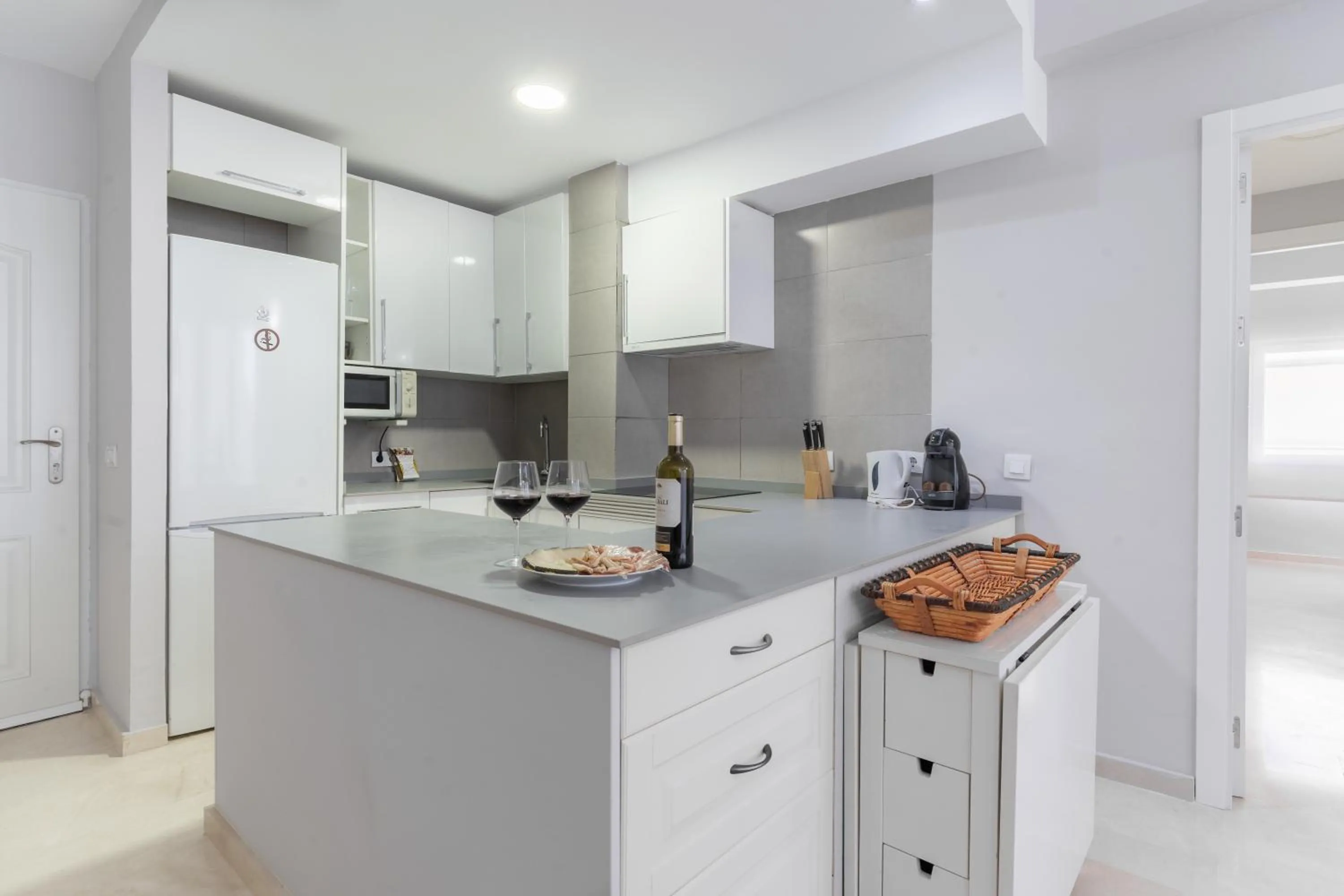Kitchen or kitchenette in Apartamentos Castillo by Sur Suites