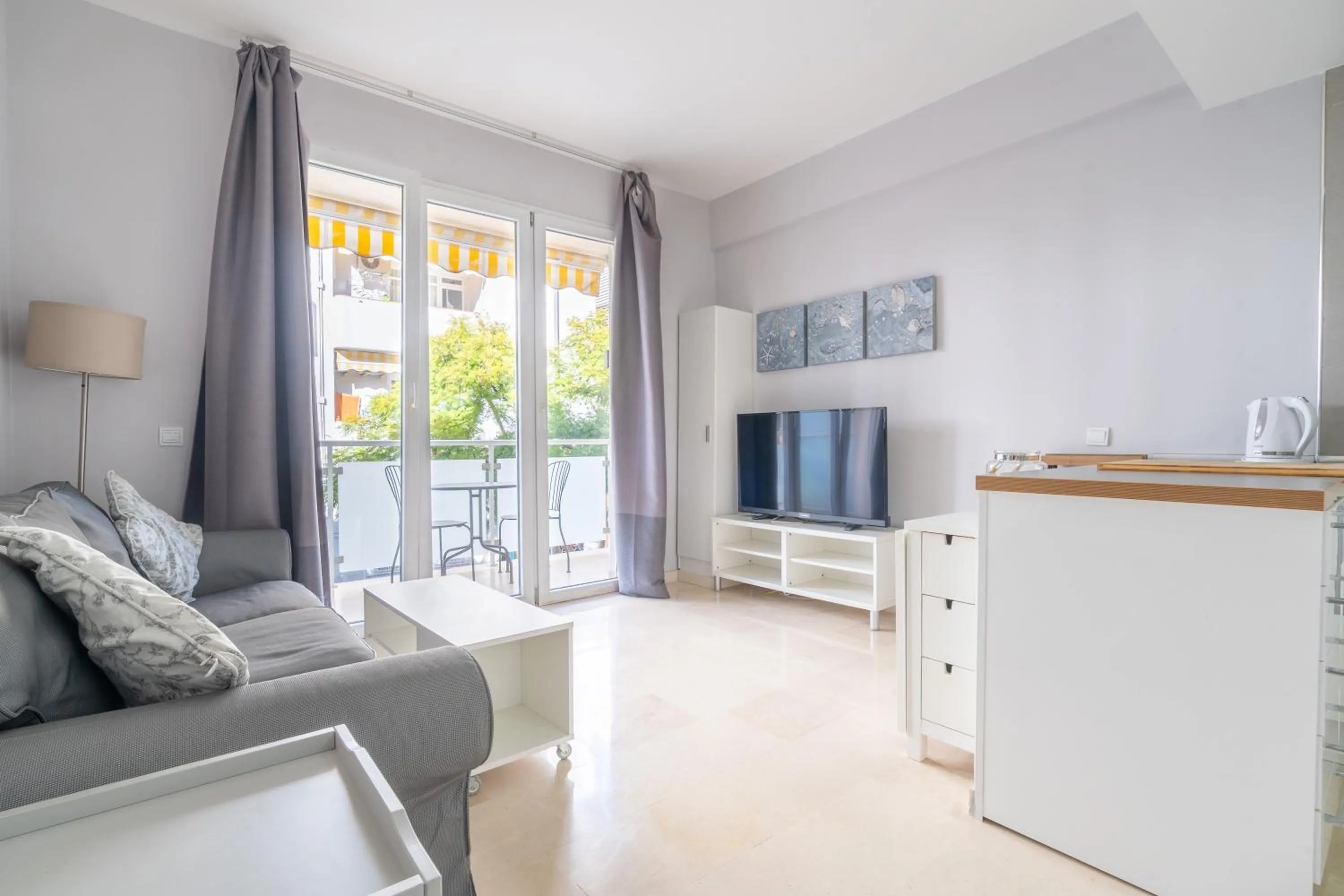 Living room in Apartamentos Castillo by Sur Suites