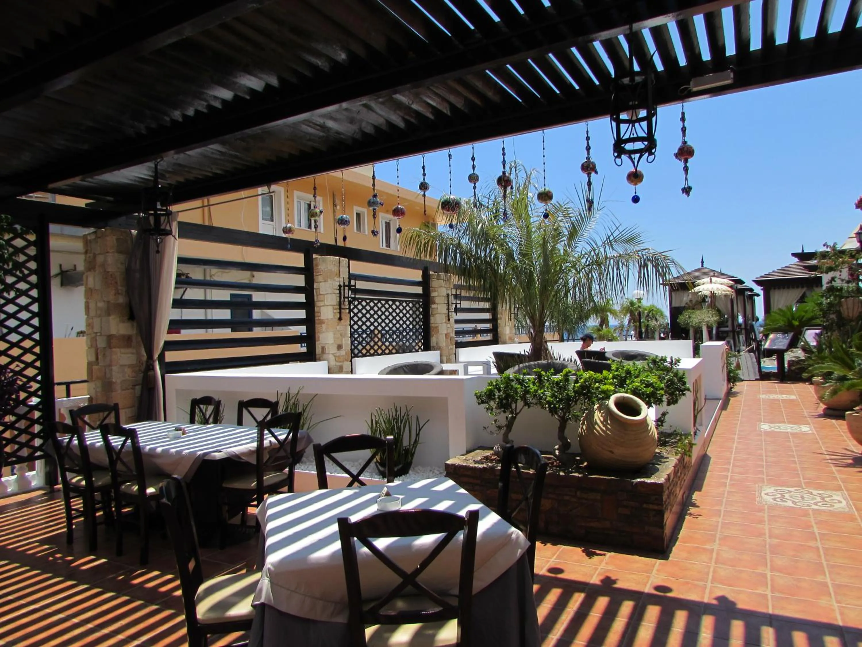 Restaurant/places to eat in Coralli Apartments