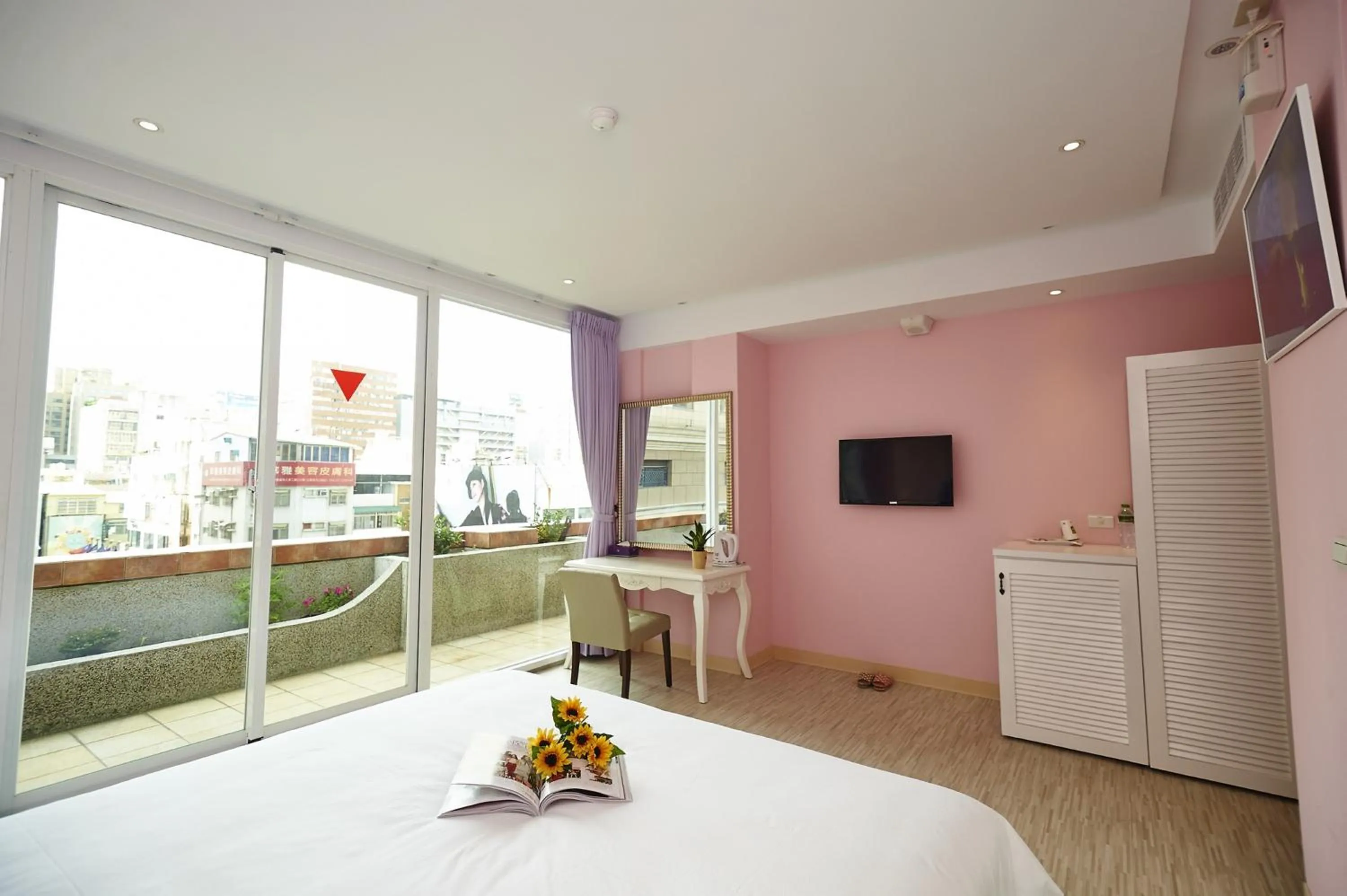 Photo of the whole room, Bed in Lion King Hotel