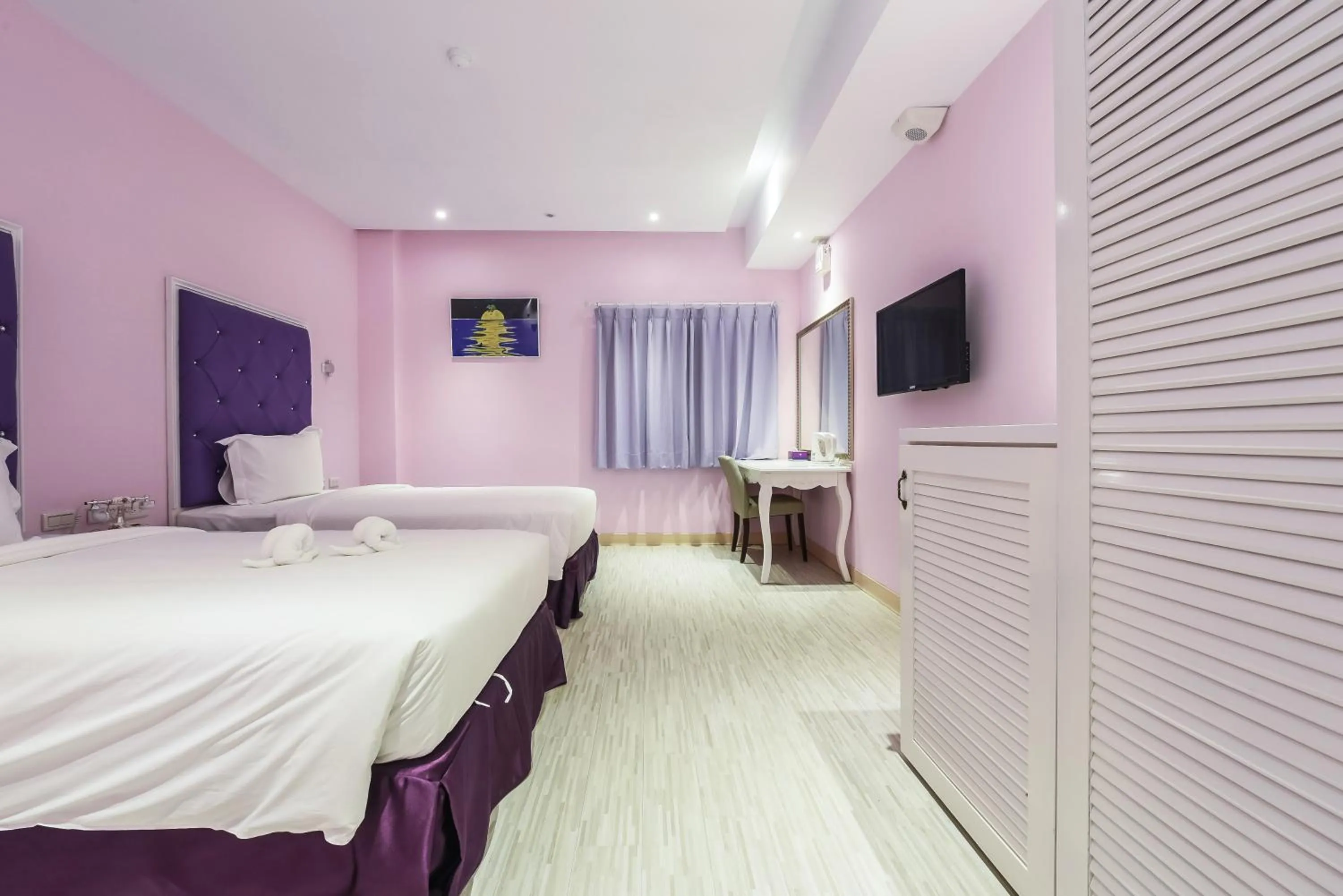 Photo of the whole room, Bed in Lion King Hotel