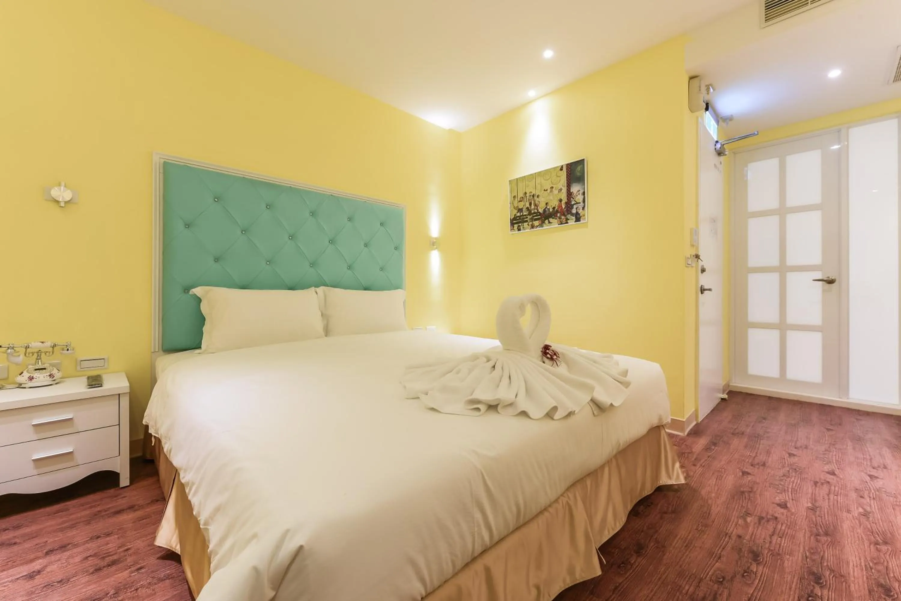 Photo of the whole room, Bed in Lion King Hotel