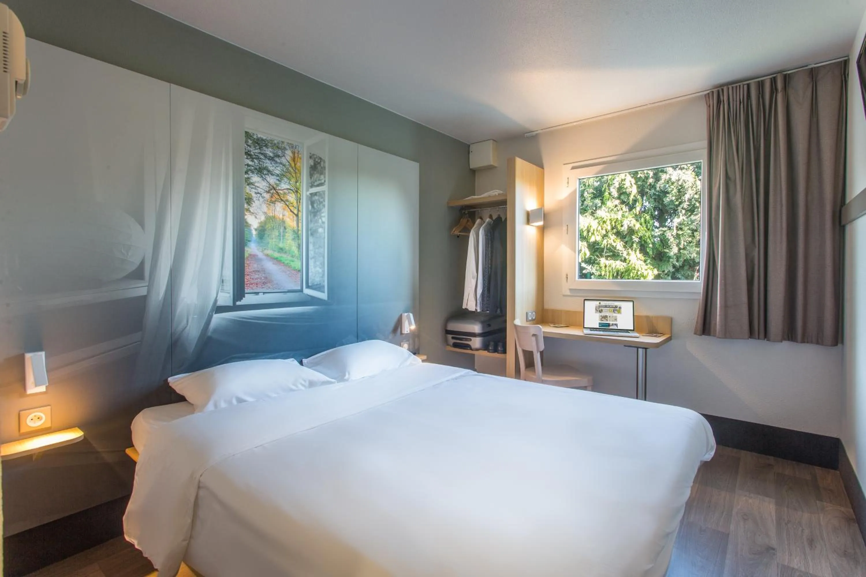 Bedroom, Bed in B&B HOTEL Douai Parc Des Expos Cuincy