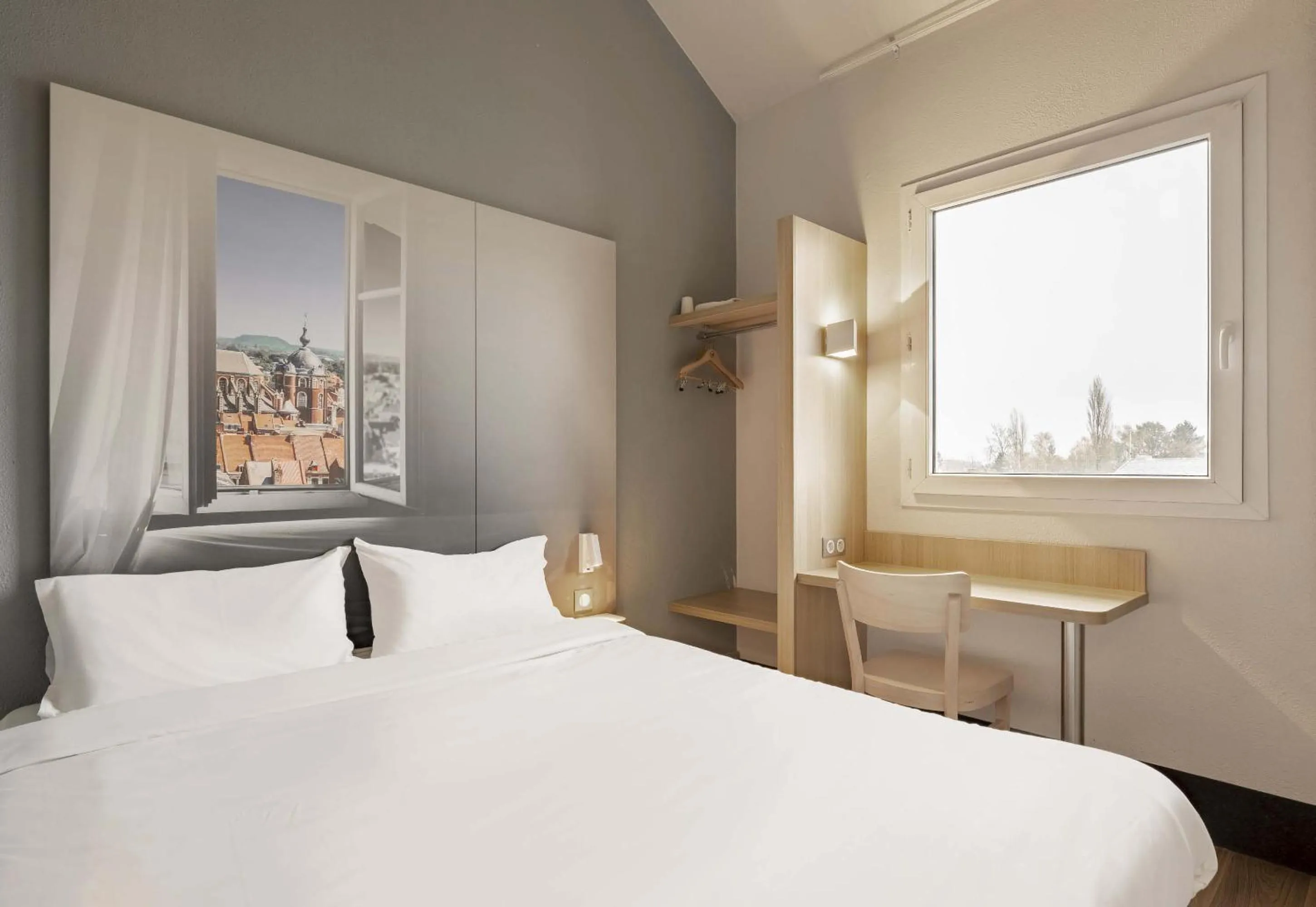 Bedroom, Bed in B&B HOTEL Douai Parc Des Expos Cuincy