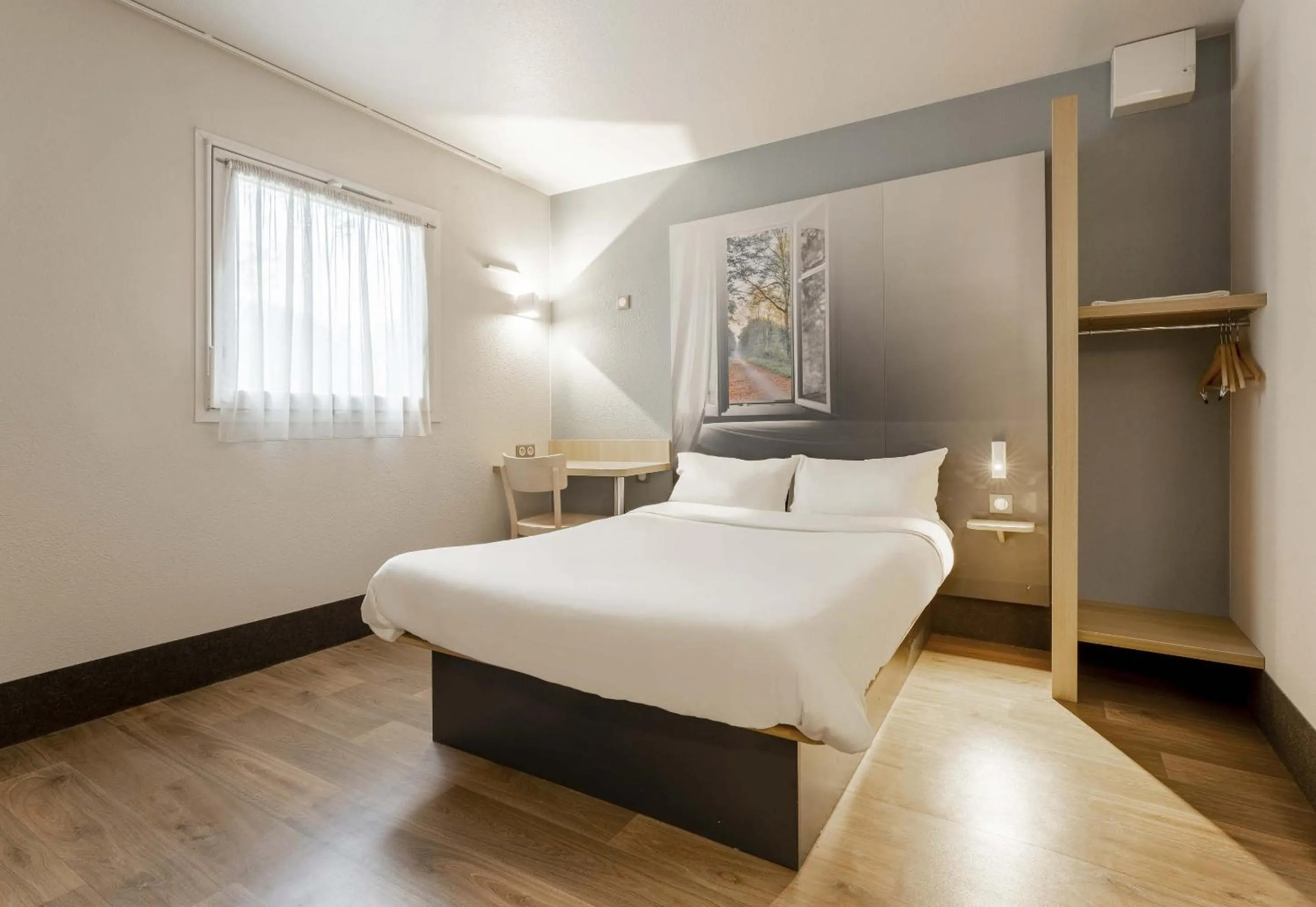 Bedroom, Bed in B&B HOTEL Douai Parc Des Expos Cuincy