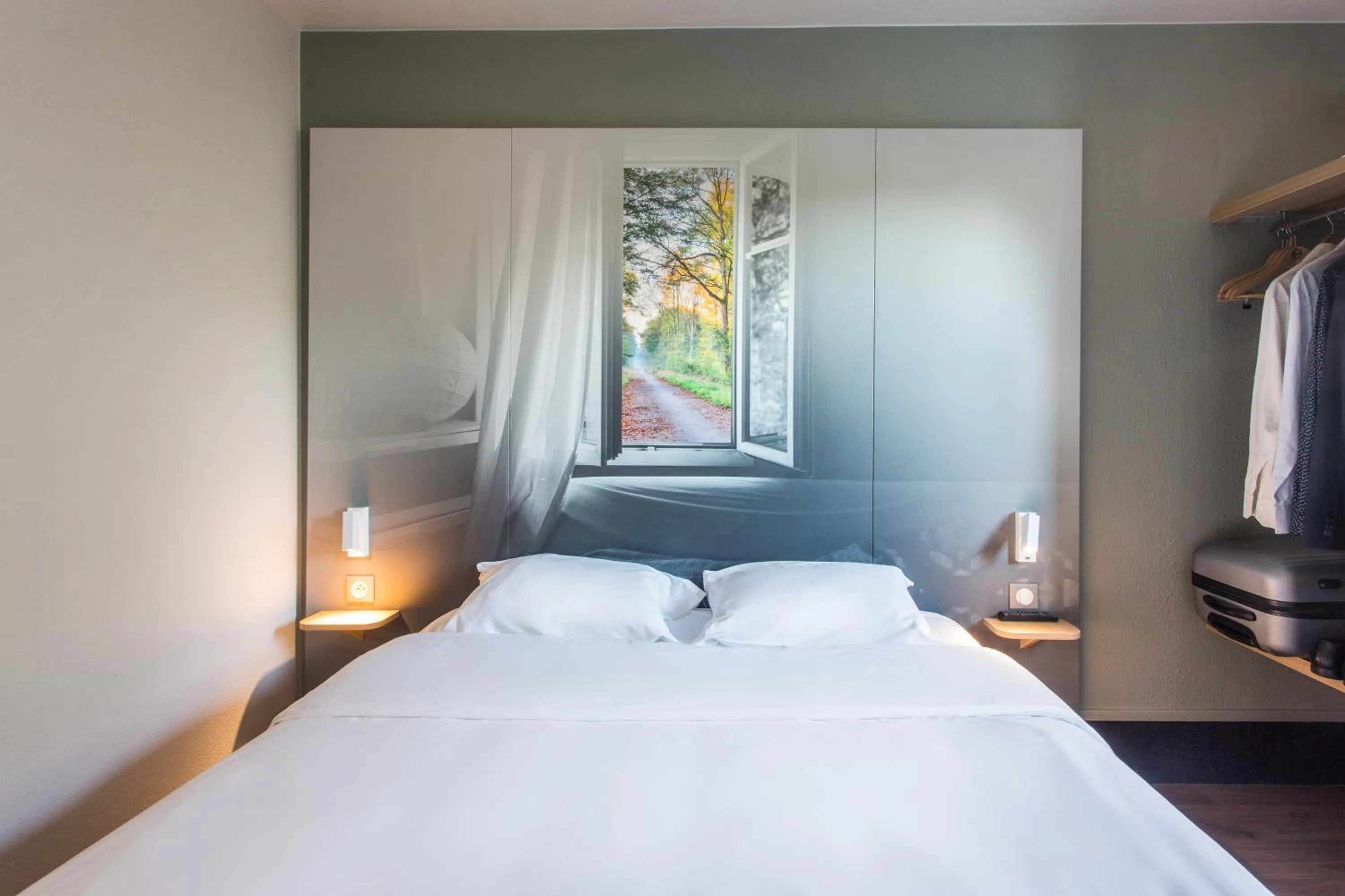 Bedroom, Bed in B&B HOTEL Douai Parc Des Expos Cuincy