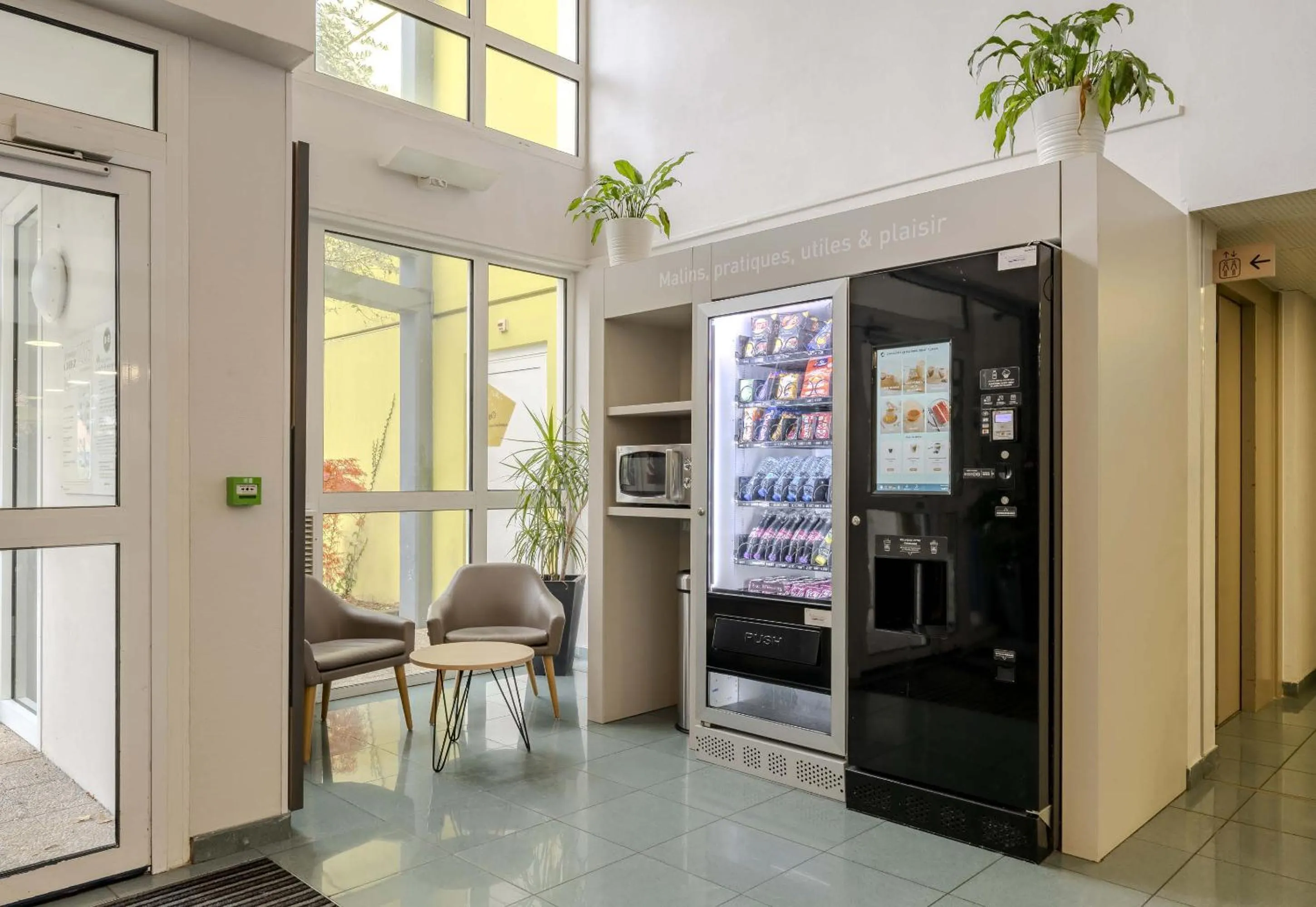 vending machine in B&B HOTEL Douai Parc Des Expos Cuincy