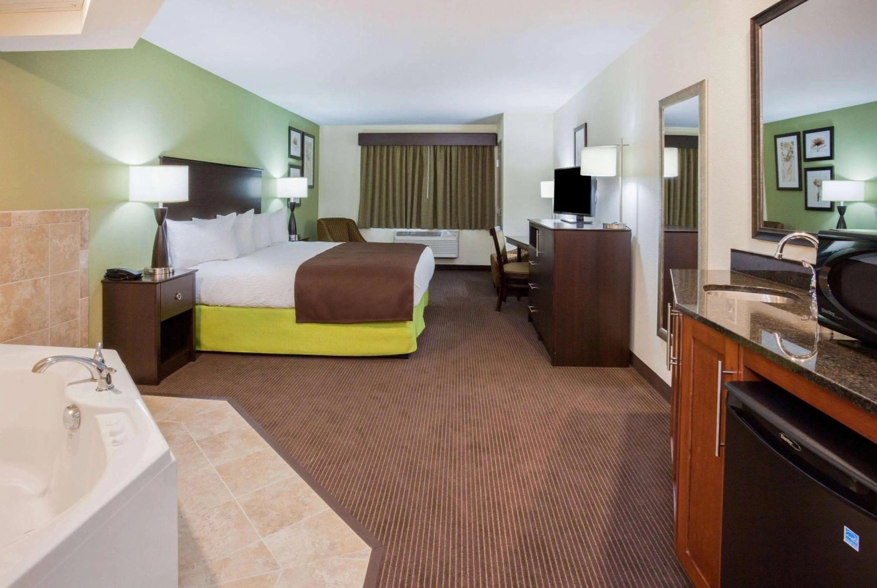 Photo of the whole room, Bed in AmericInn by Wyndham Sibley