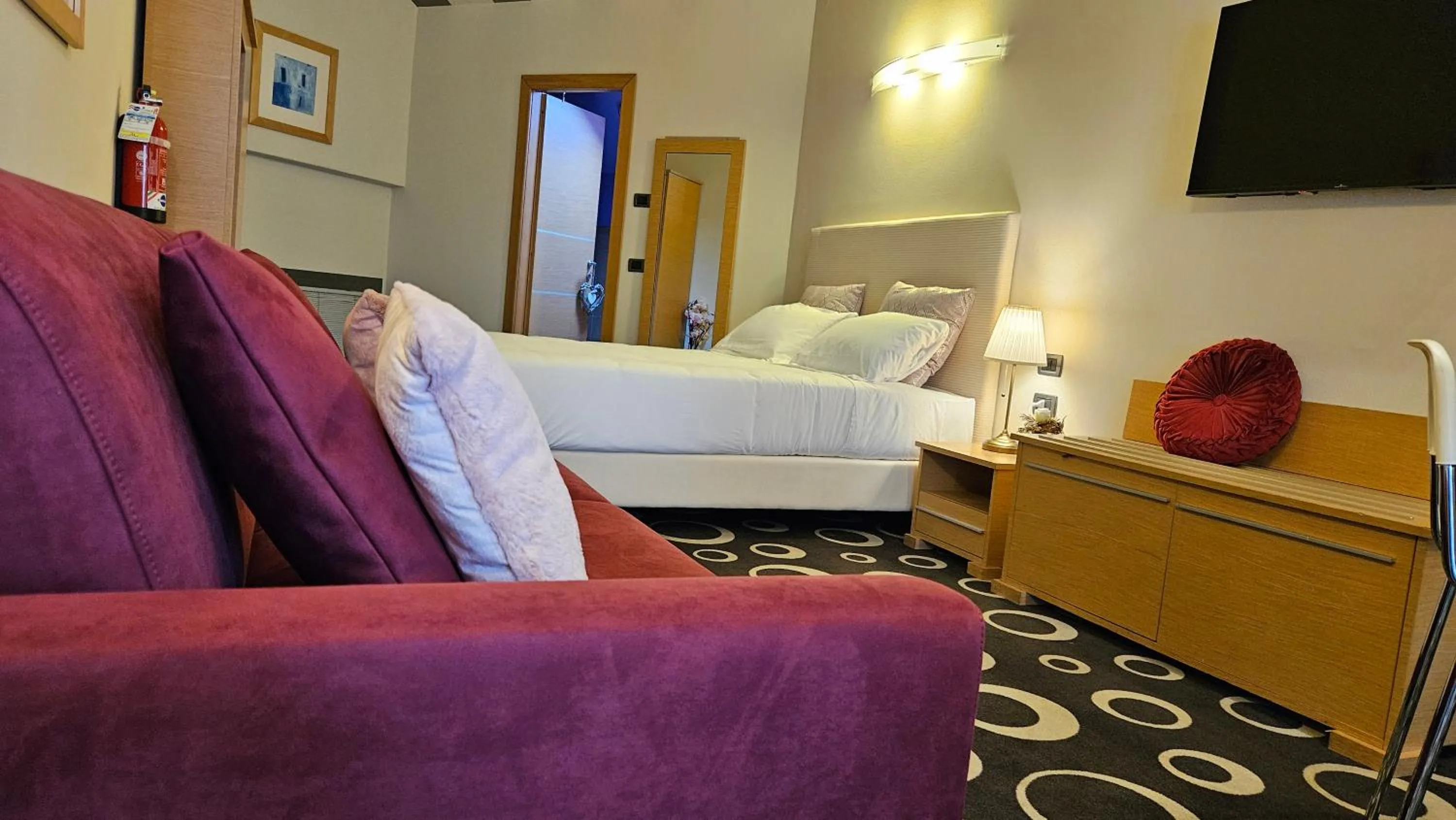 Photo of the whole room, Bed in Select Executive Residence