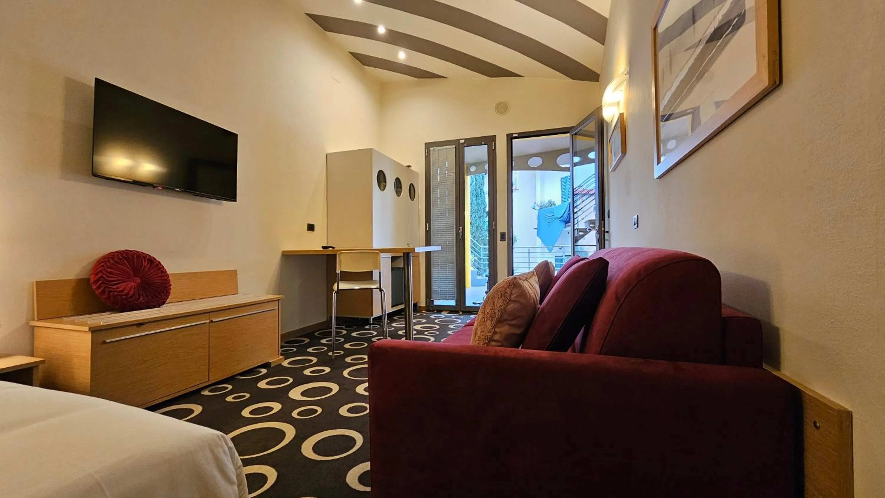 Photo of the whole room, Bed in Select Executive Residence