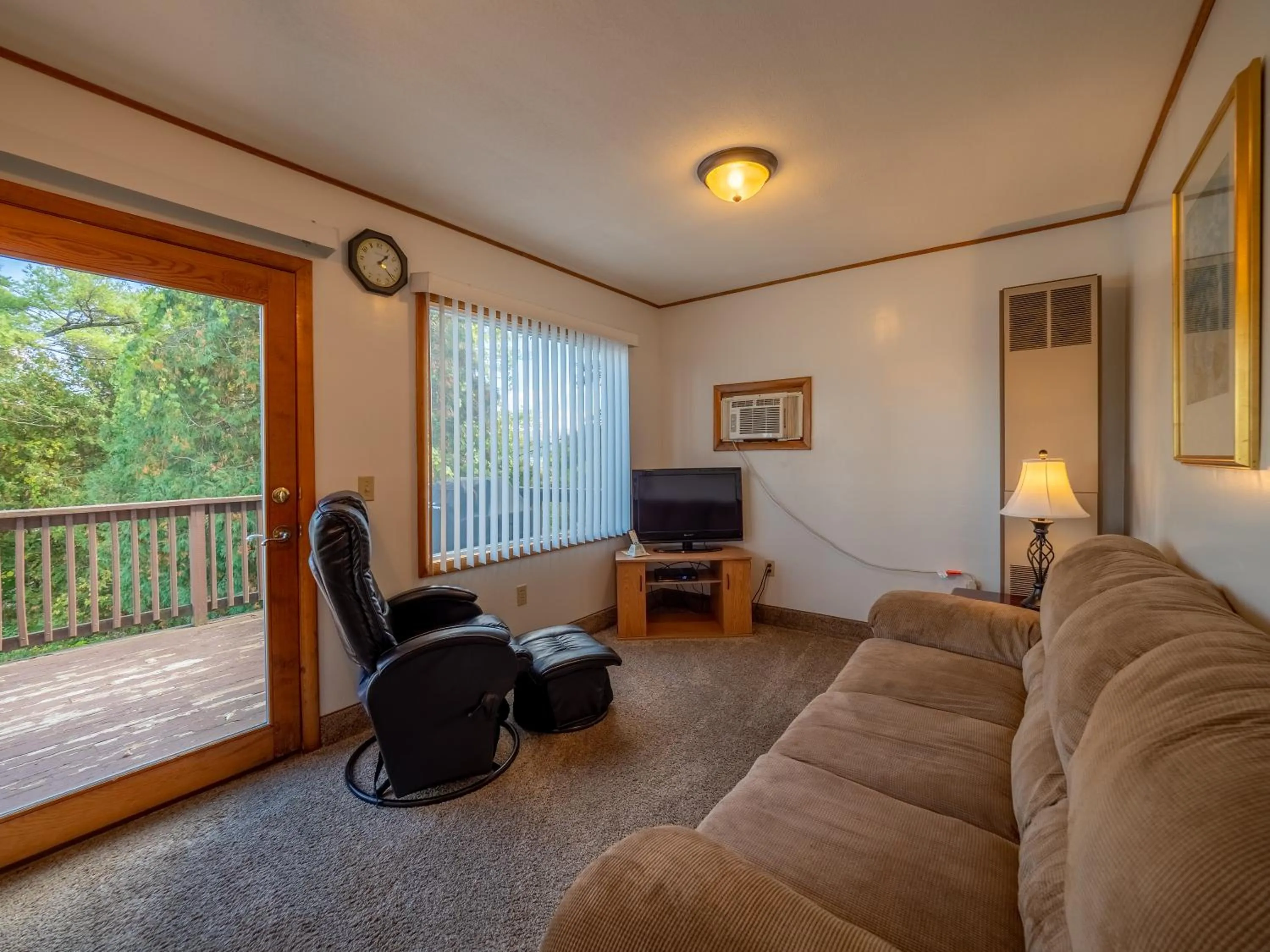 Living room in Lake 'N Pines Motel