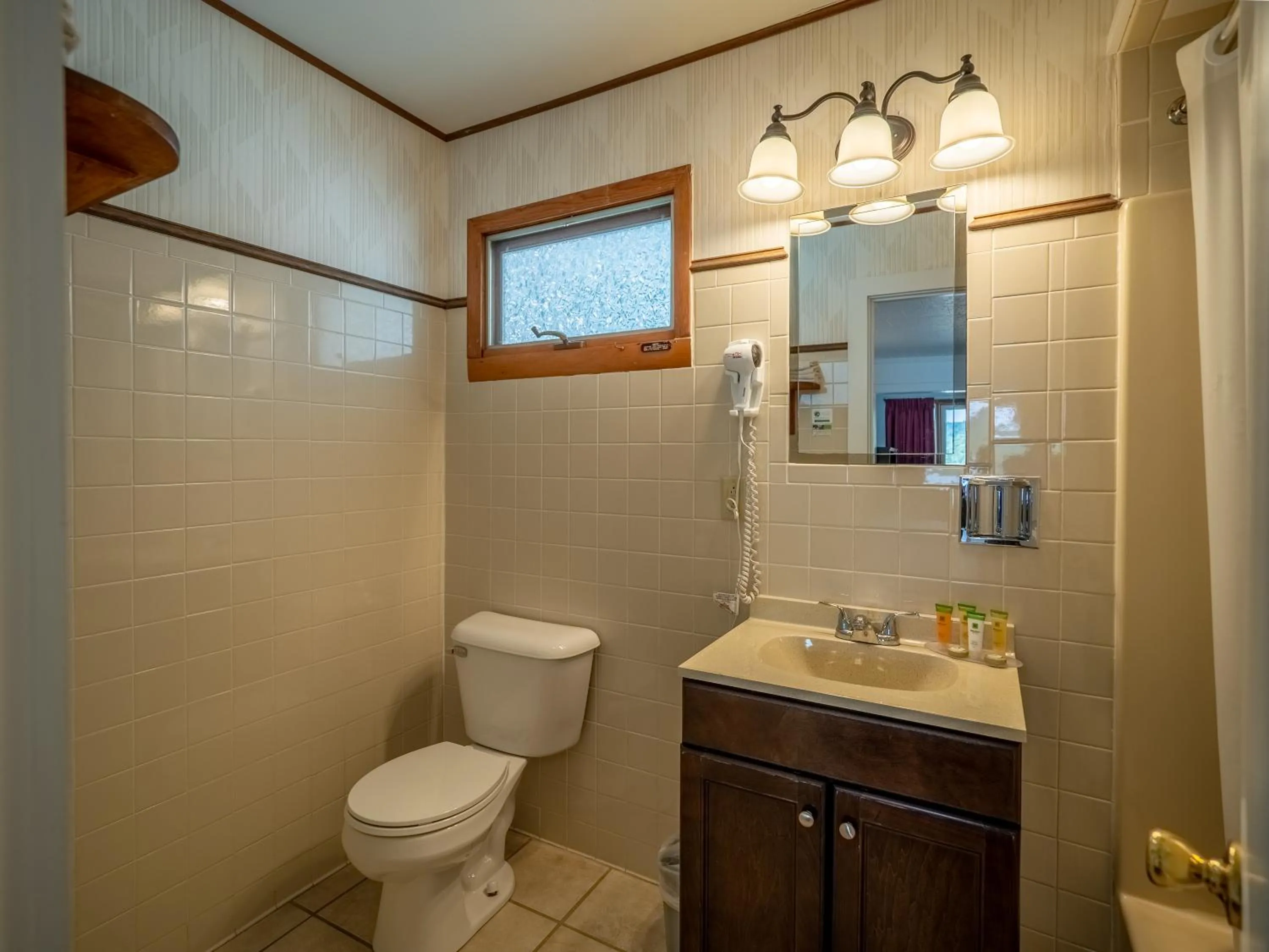 Bathroom in Lake 'N Pines Motel