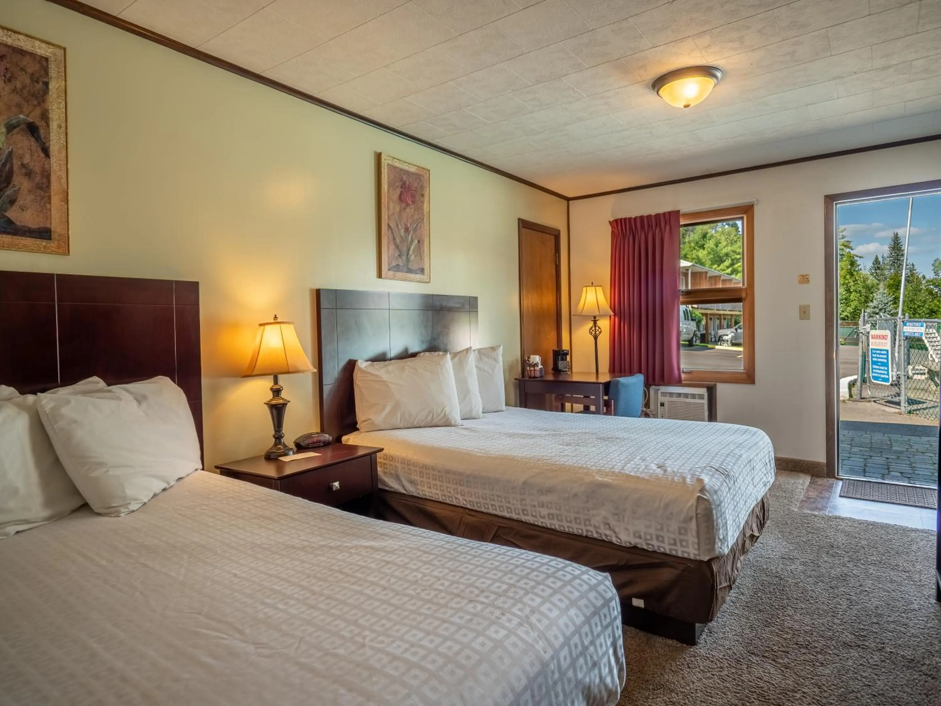 Photo of the whole room, Bed in Lake 'N Pines Motel
