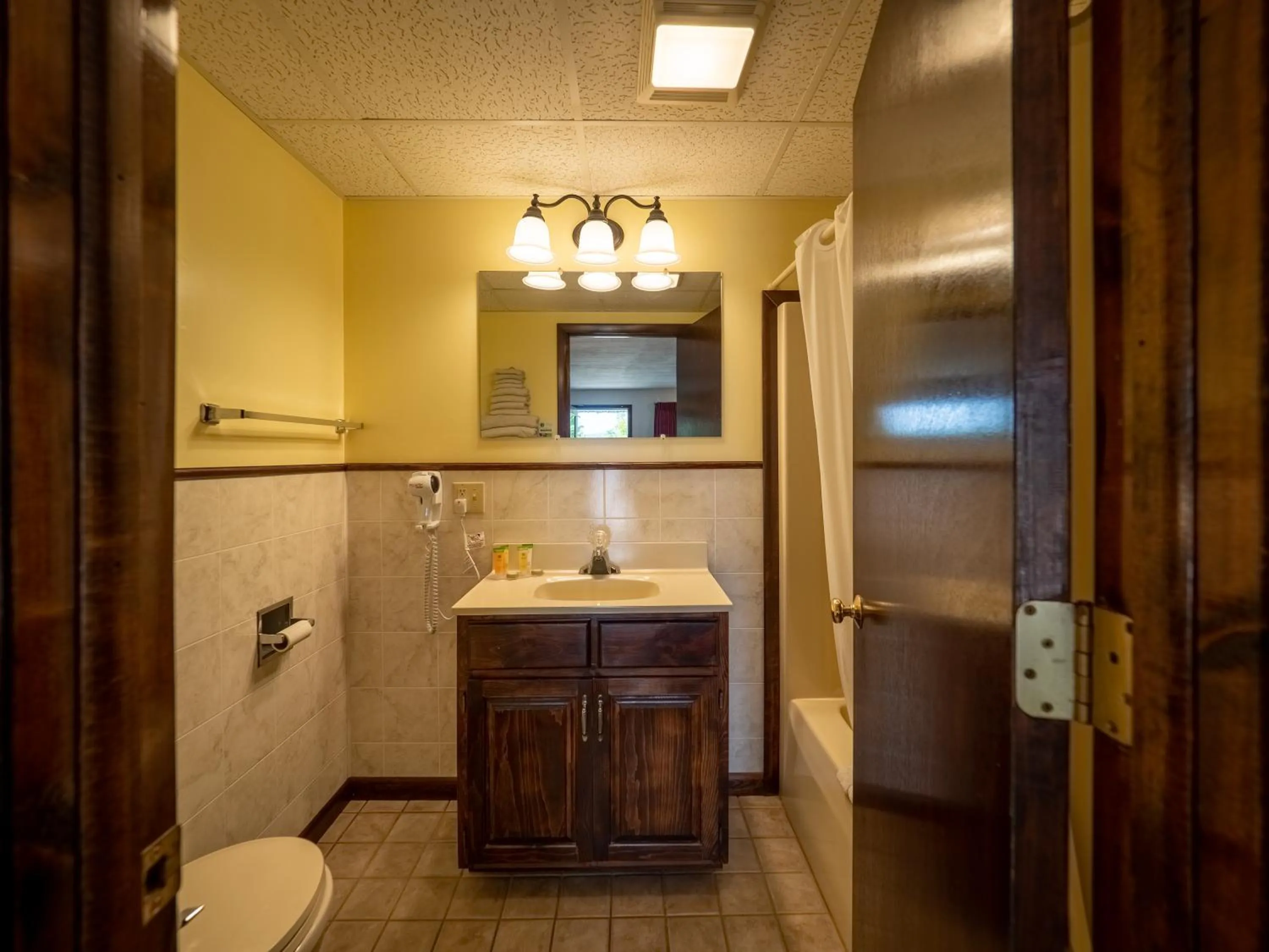 Bathroom in Lake 'N Pines Motel