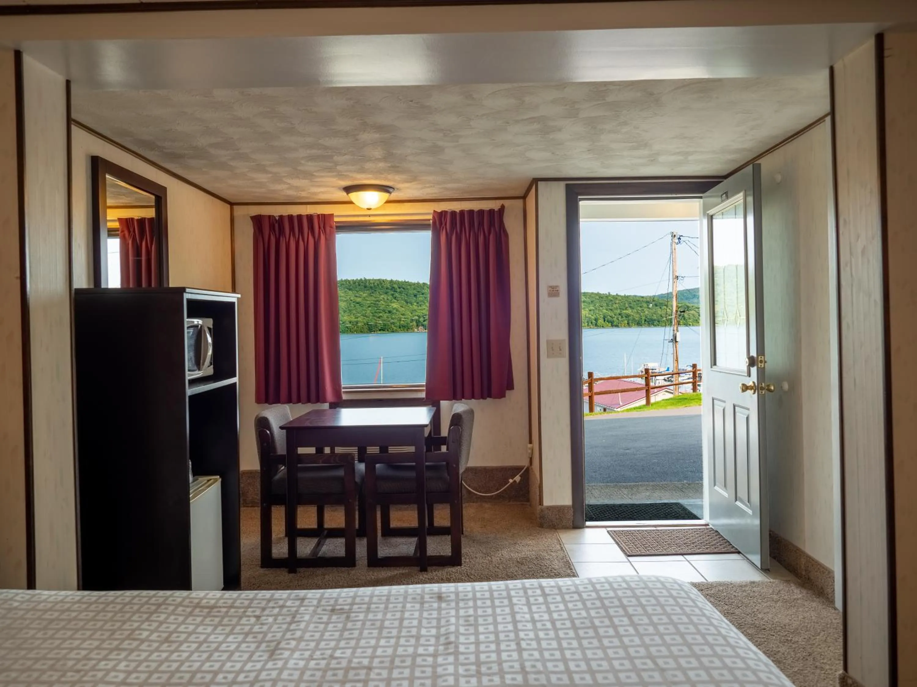 Photo of the whole room in Lake 'N Pines Motel