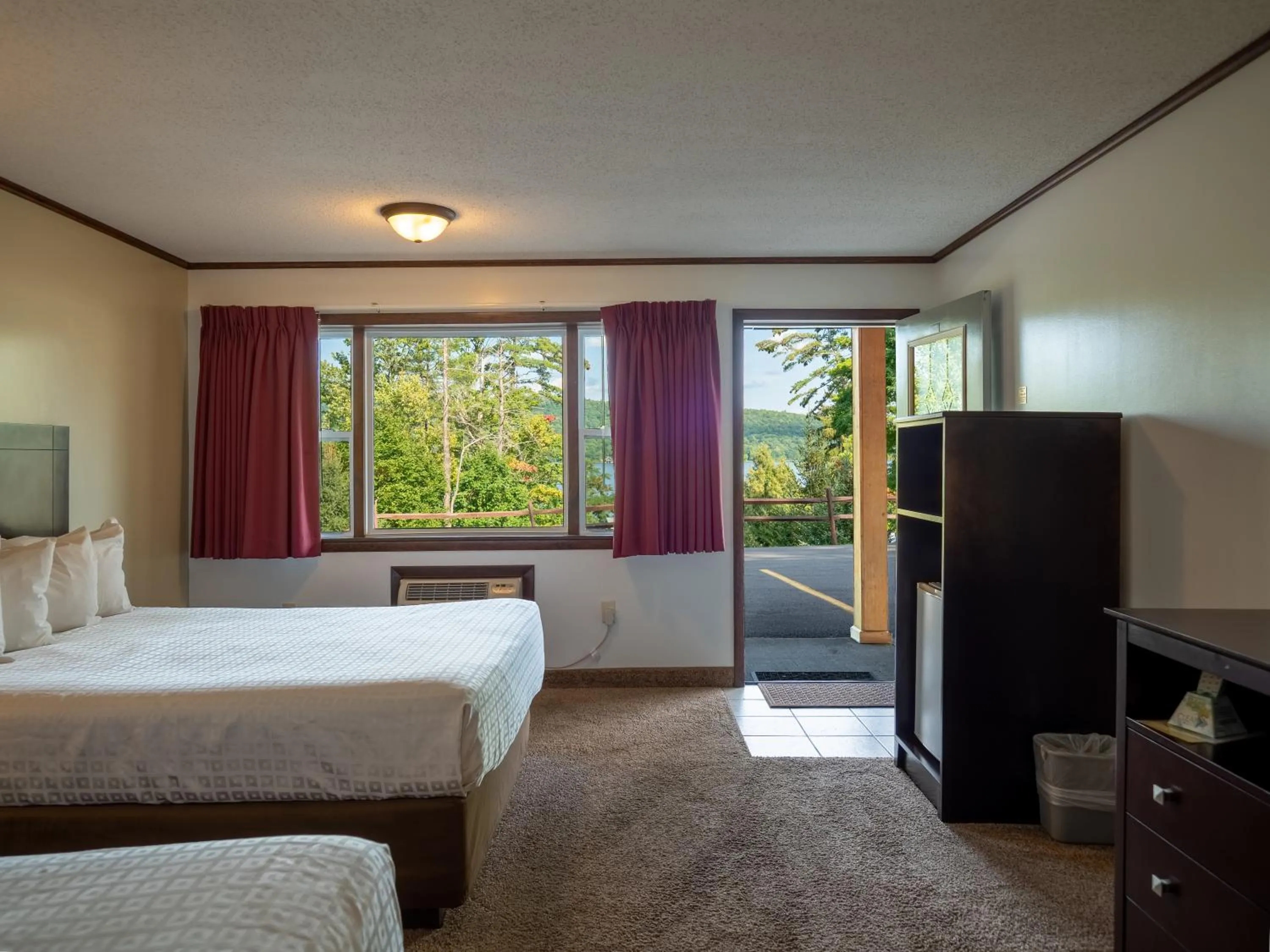 Photo of the whole room, Bed in Lake 'N Pines Motel