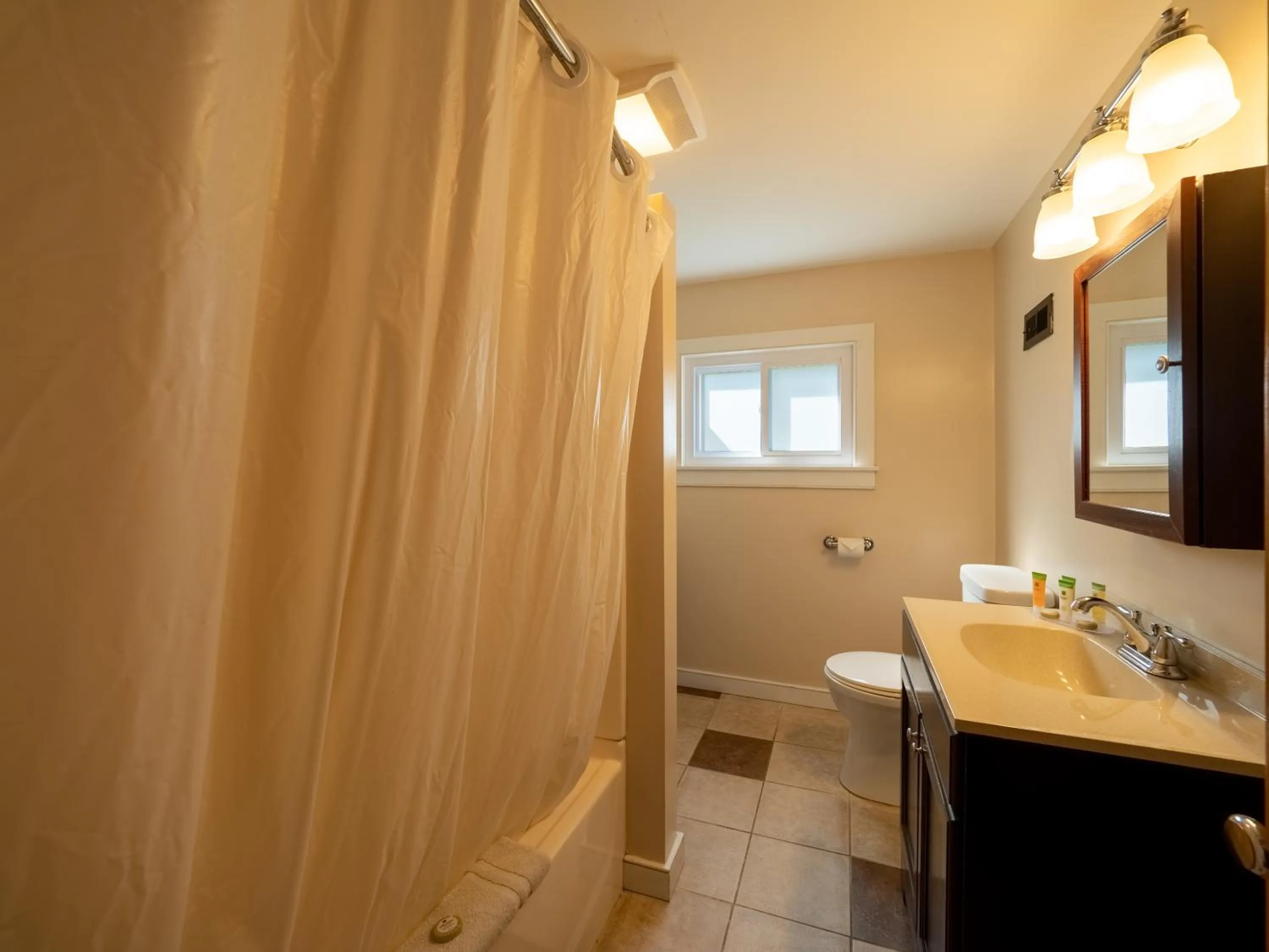 Bathroom in Lake 'N Pines Motel