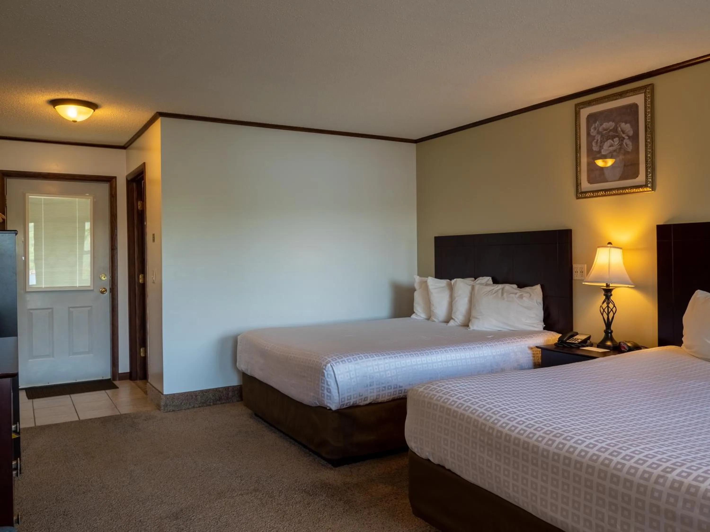 Guests, Bed in Lake 'N Pines Motel