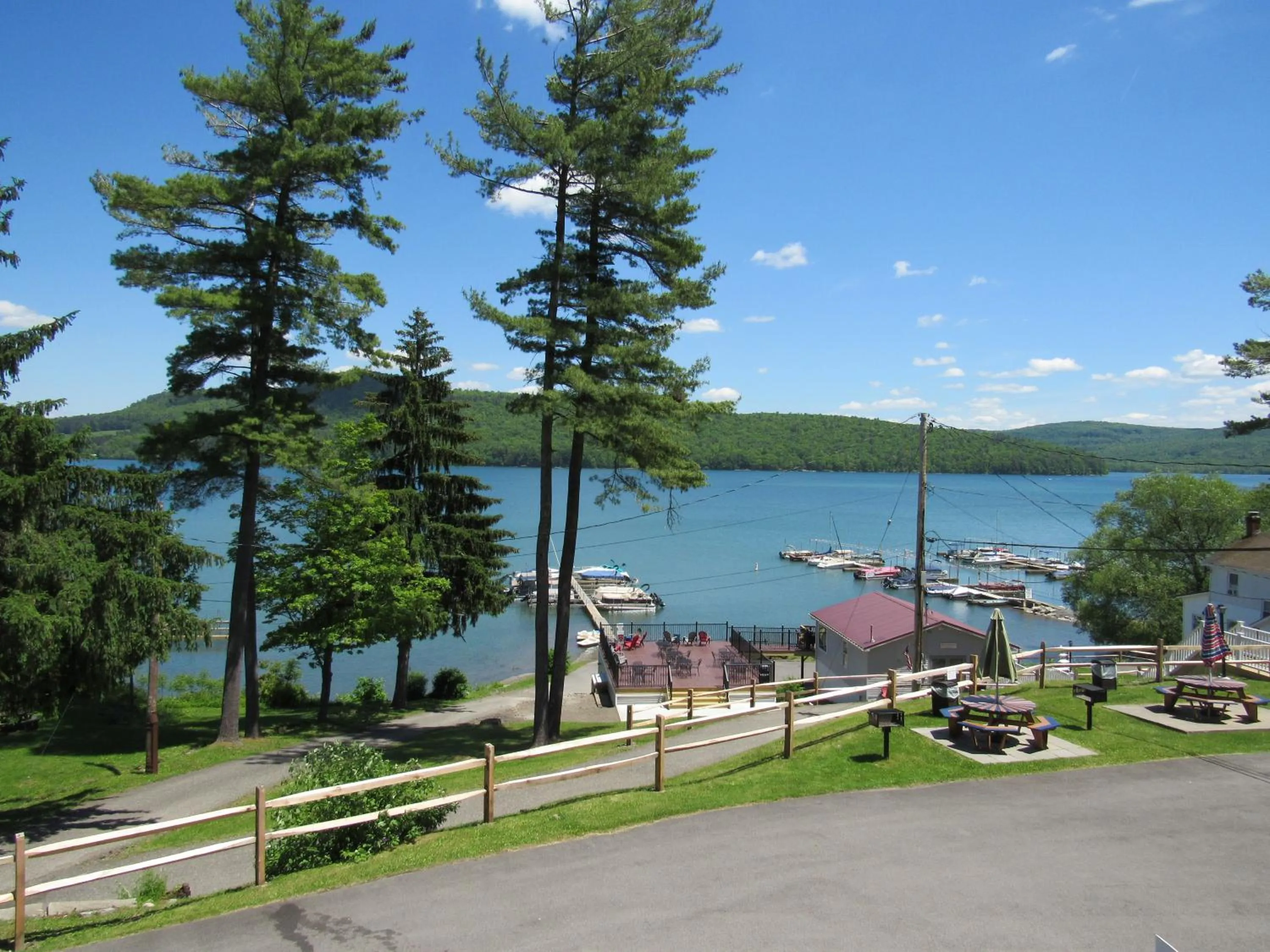 Lake view in Lake 'N Pines Motel