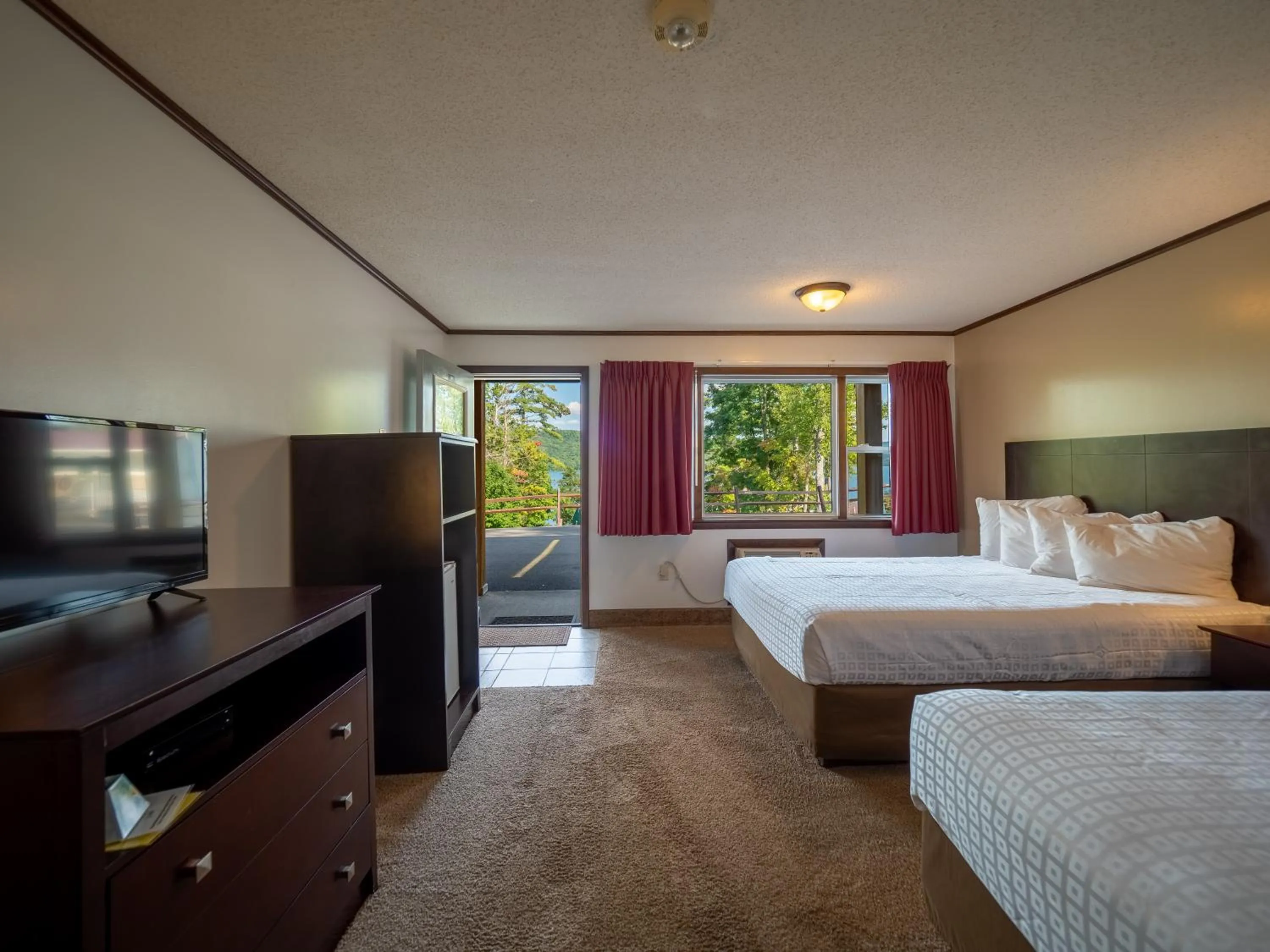 Photo of the whole room, Bed in Lake 'N Pines Motel