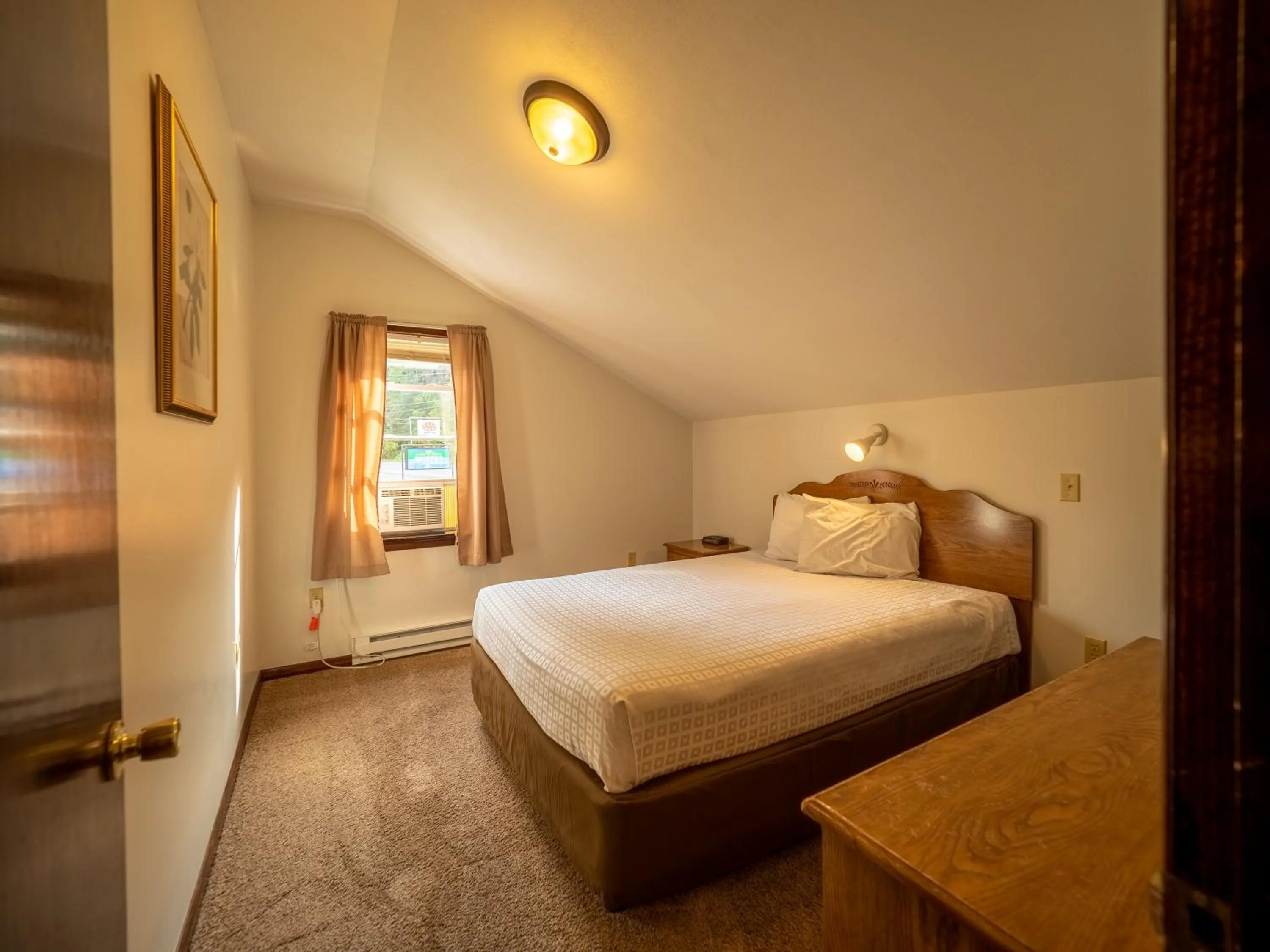 Bedroom, Bed in Lake 'N Pines Motel