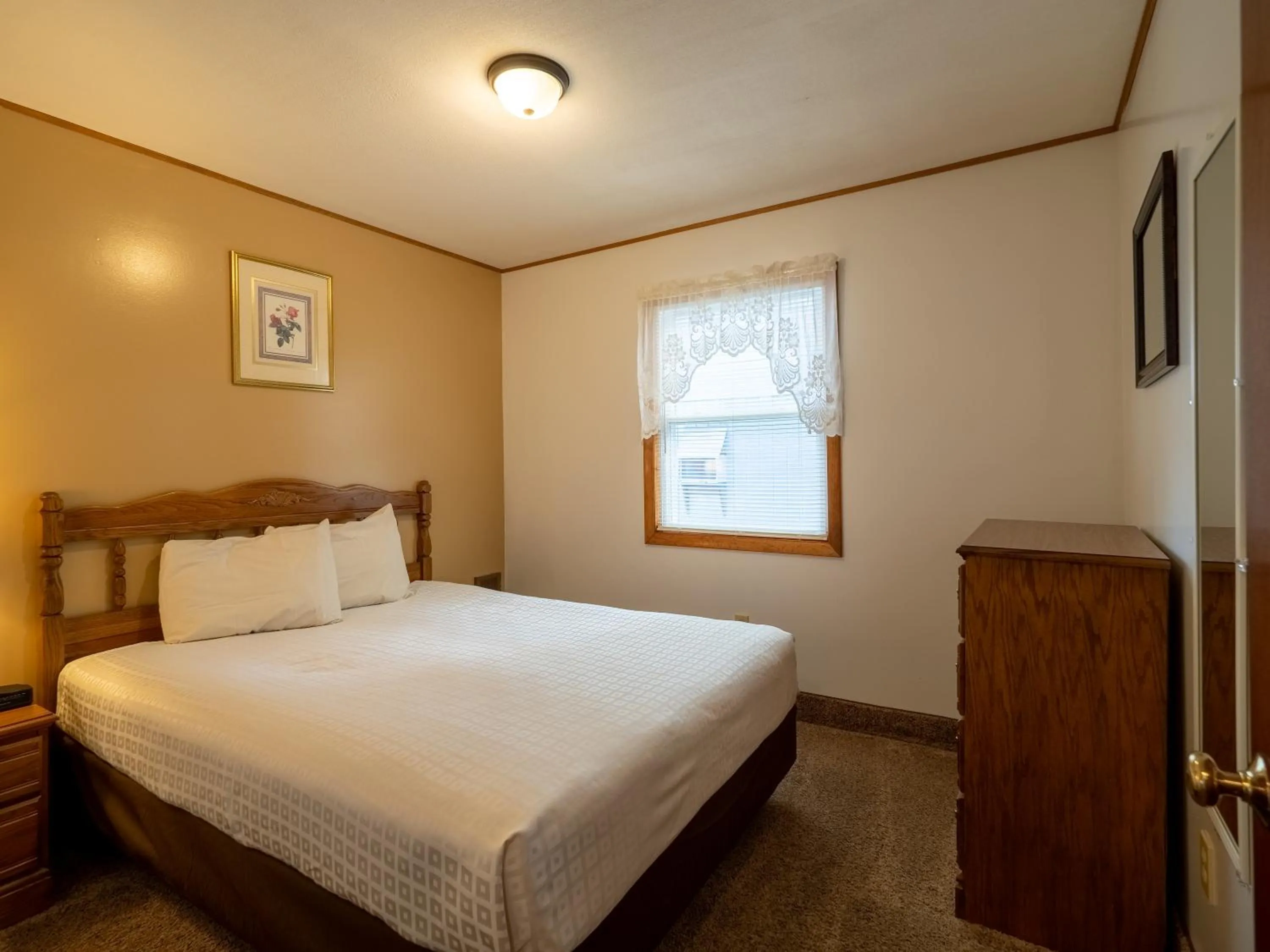 Photo of the whole room, Bed in Lake 'N Pines Motel