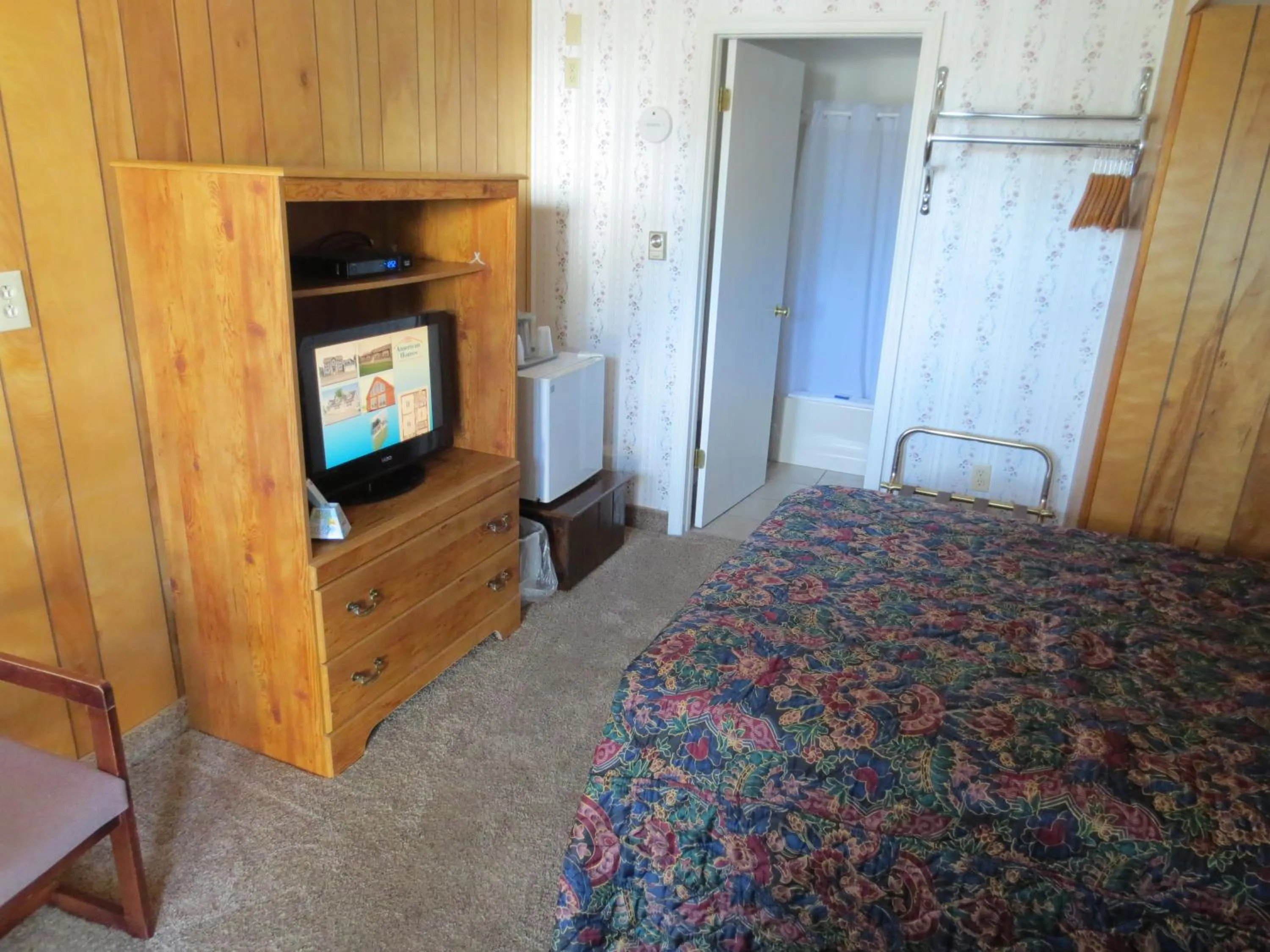 Small Double Room in Lake 'N Pines Motel