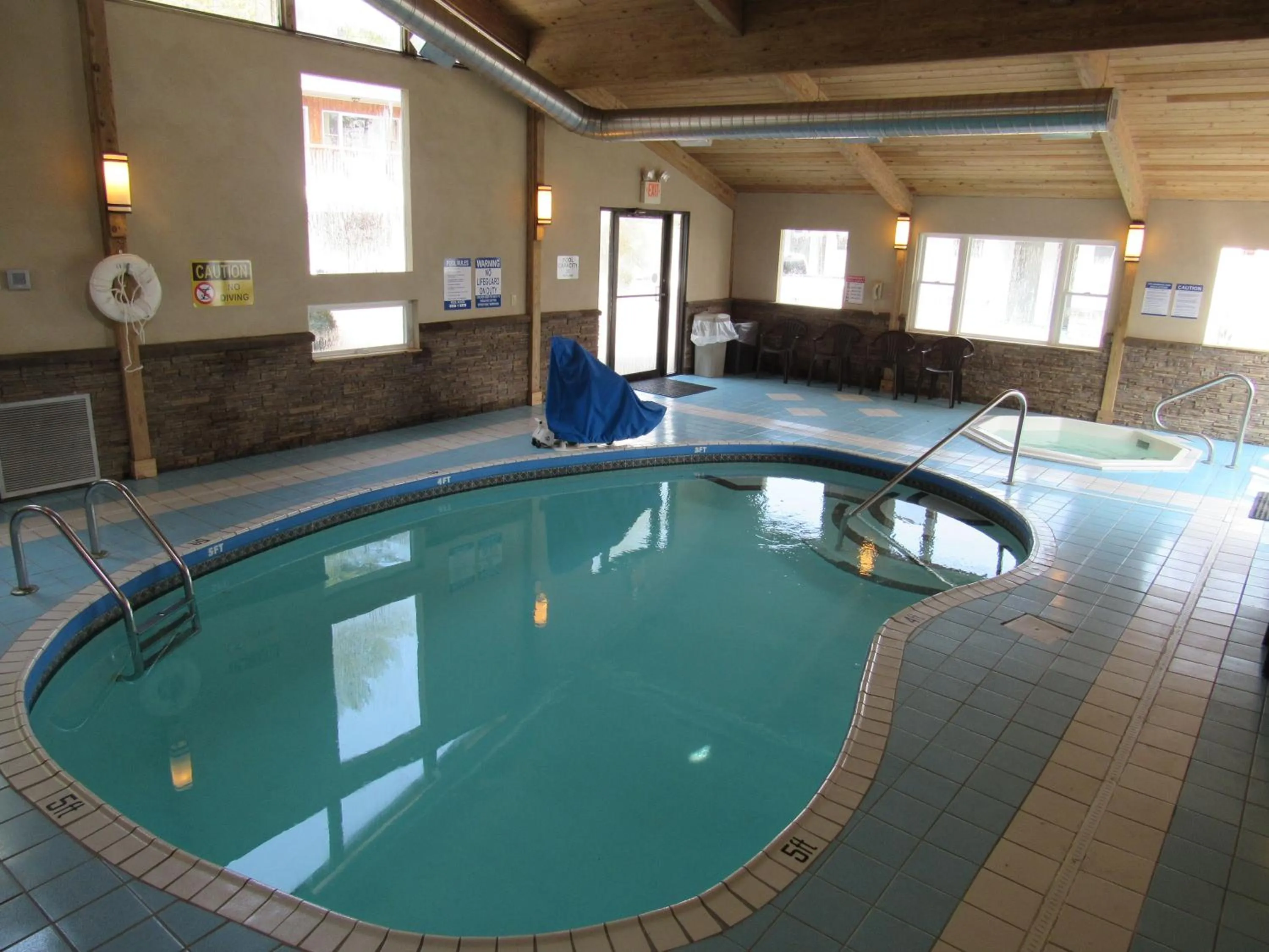 Swimming pool in Lake 'N Pines Motel