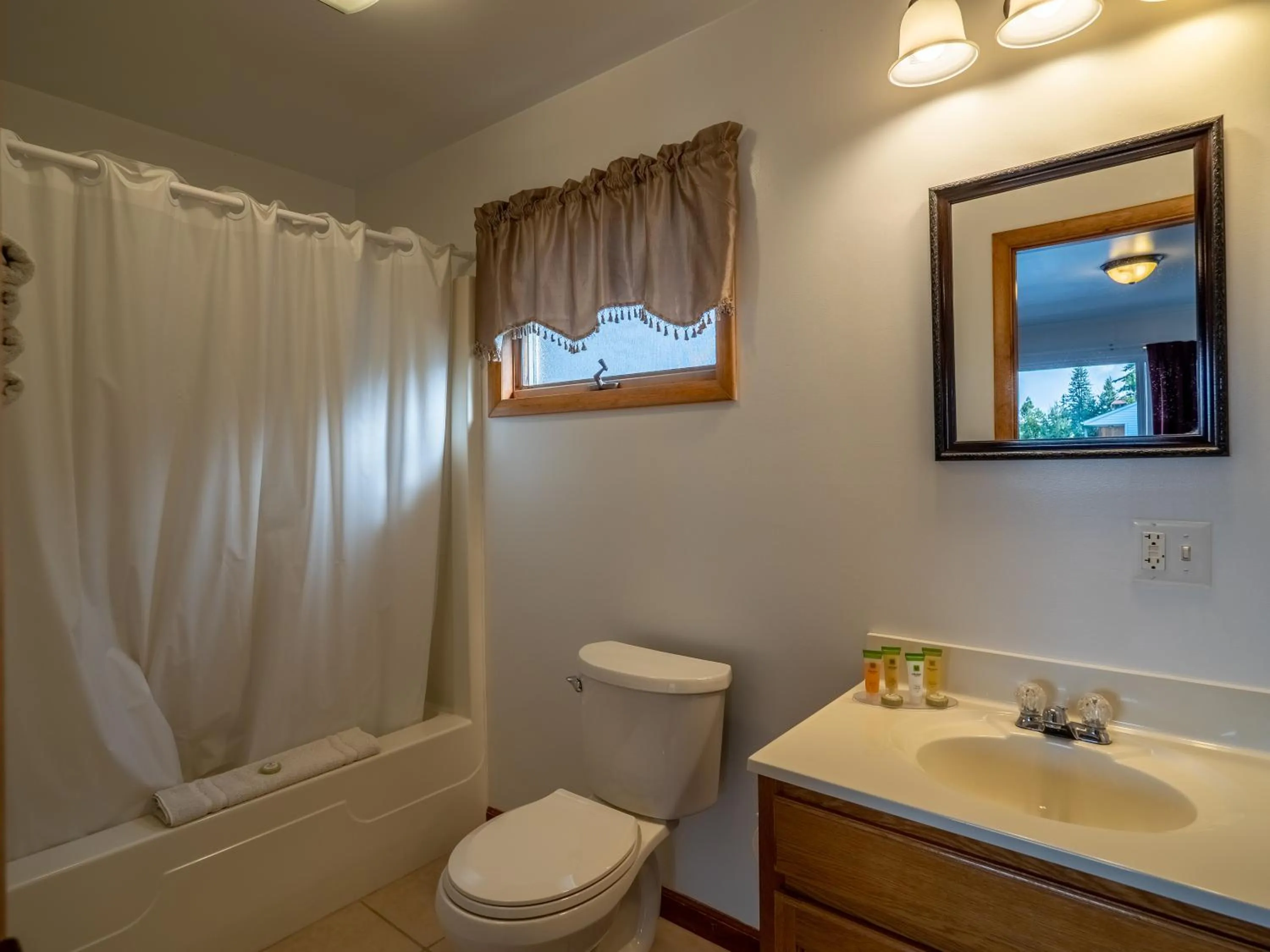 Bathroom in Lake 'N Pines Motel