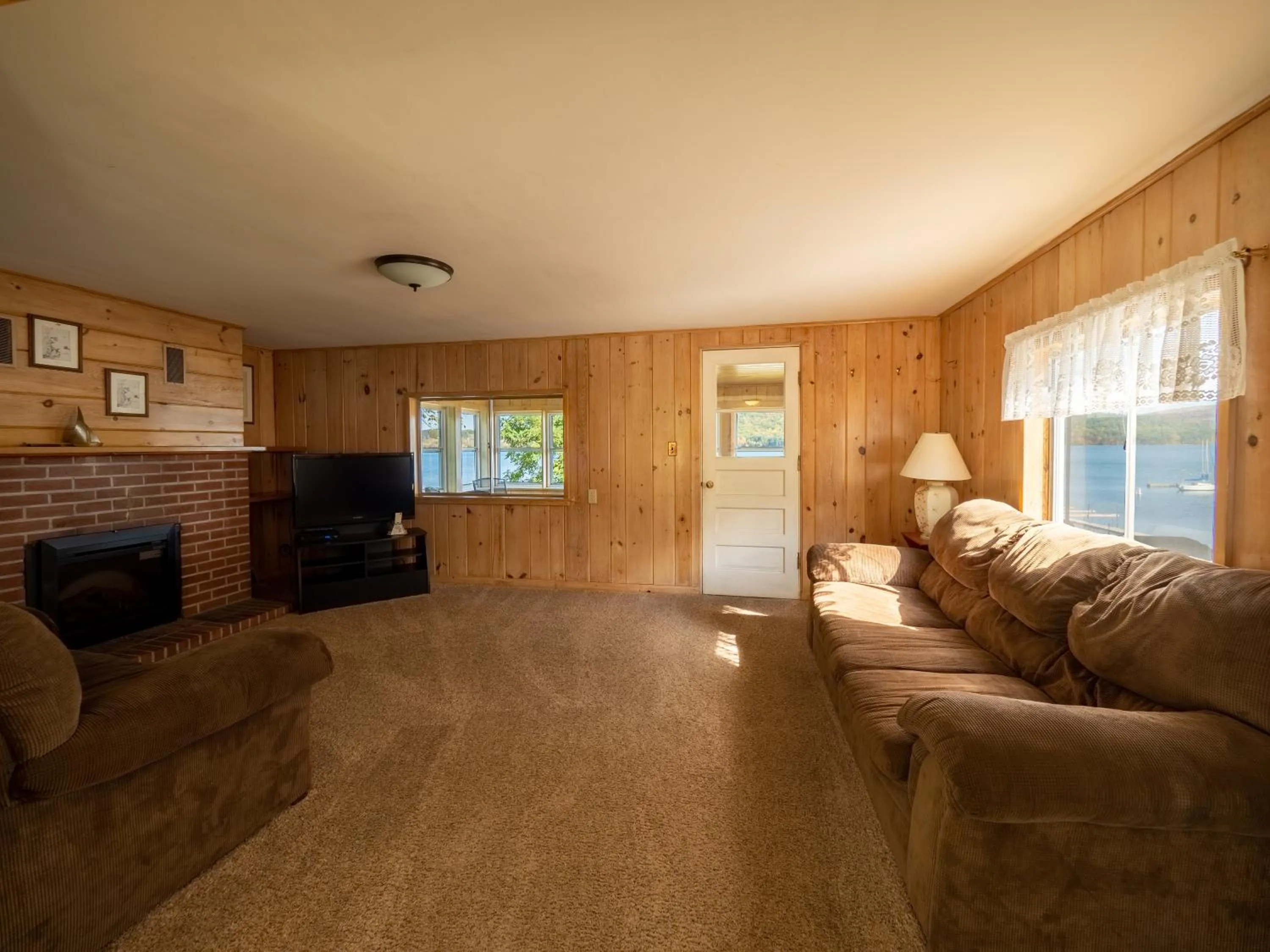 Living room in Lake 'N Pines Motel