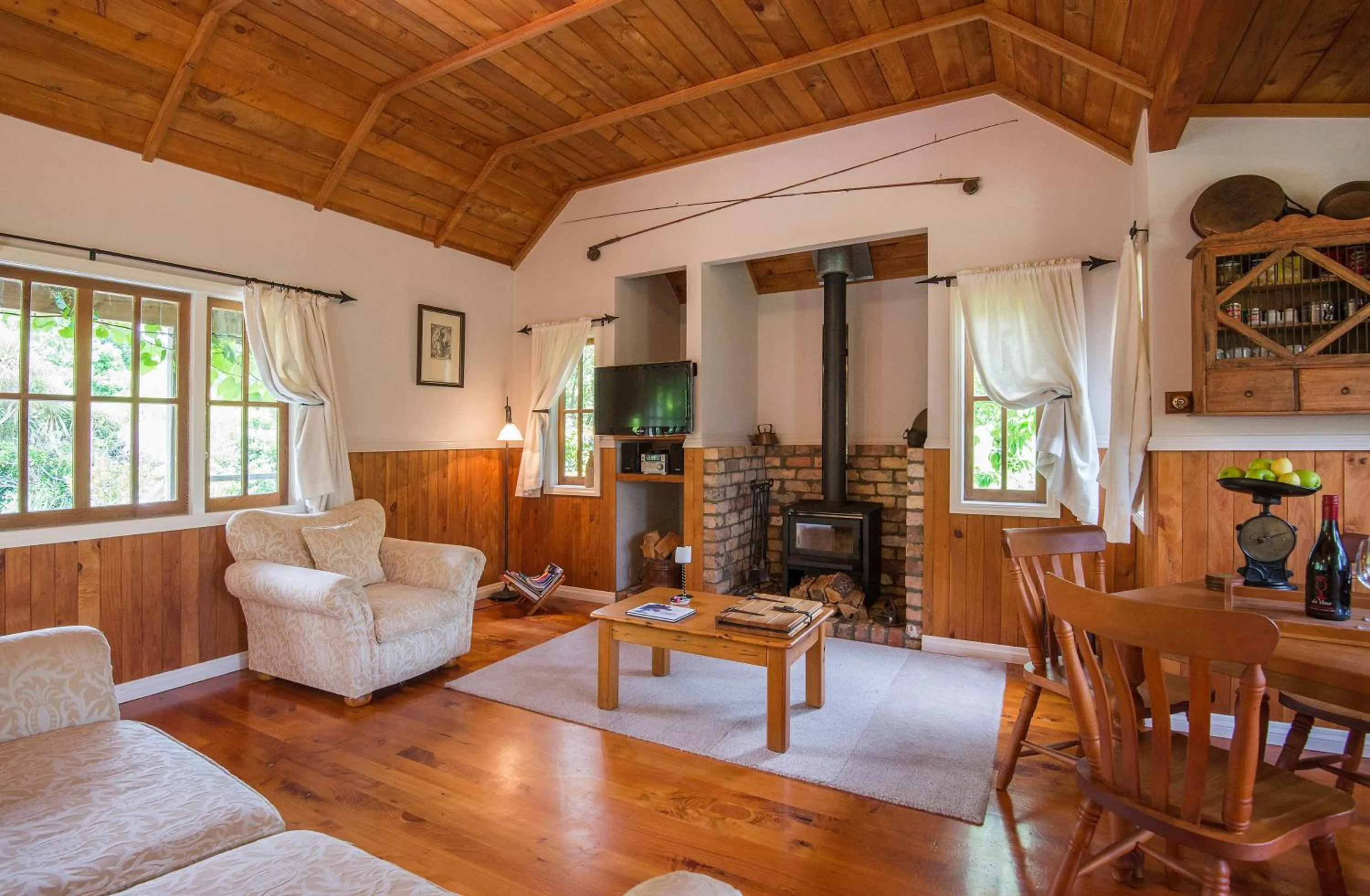 Dining area in Vineyard Cottages - Kumeu