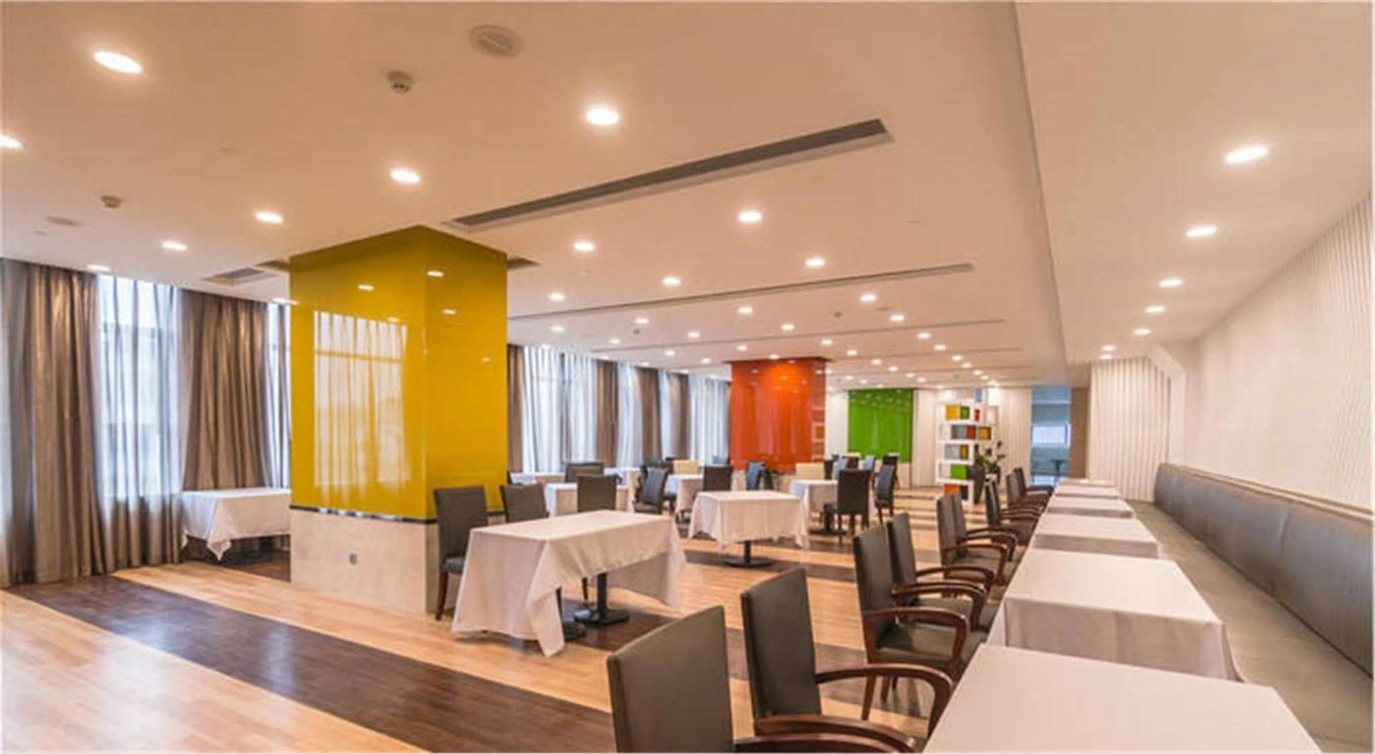 Restaurant/places to eat in The Summit Hotel