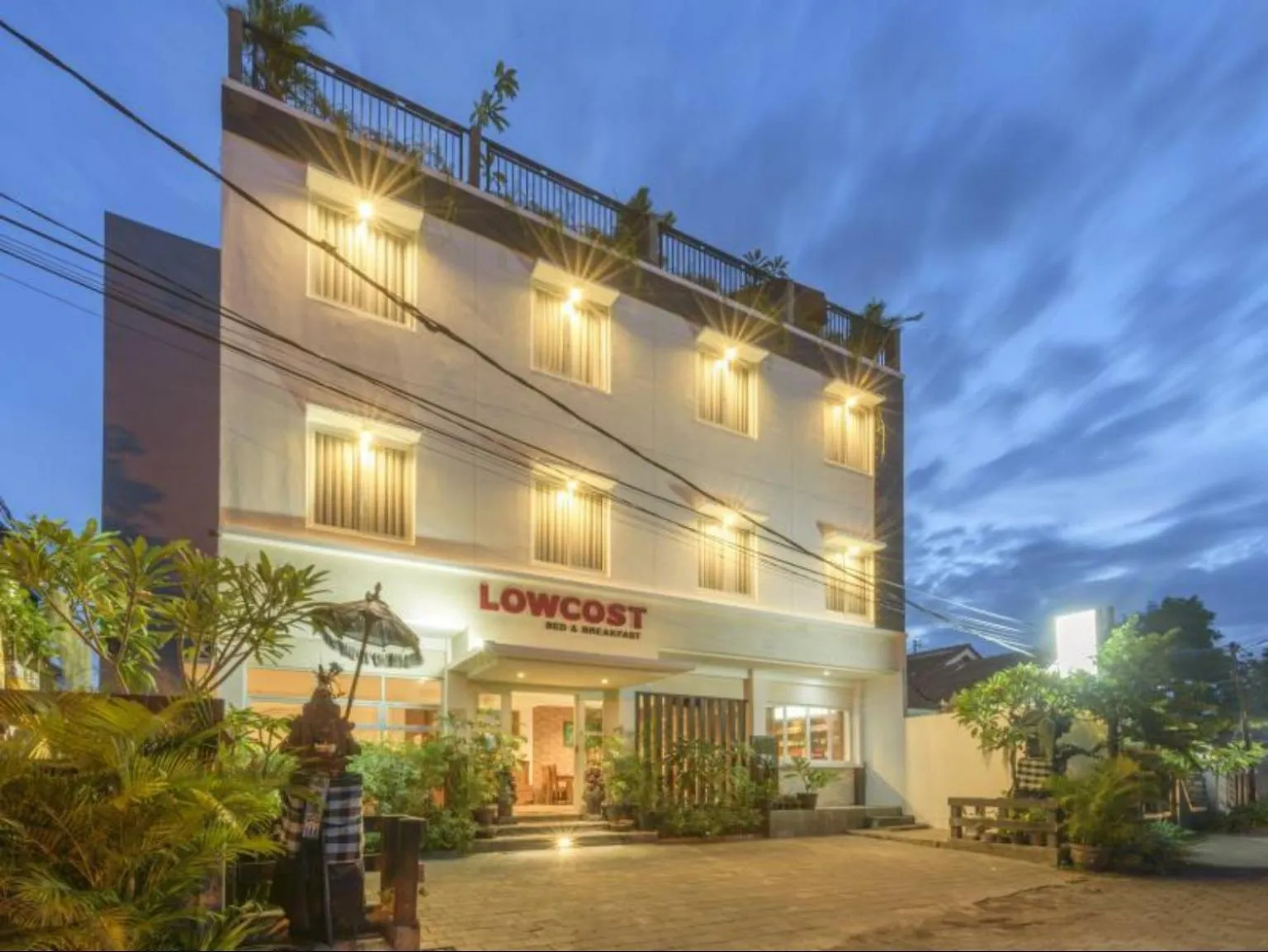 Property Building in Lowcost Bed & Breakfast