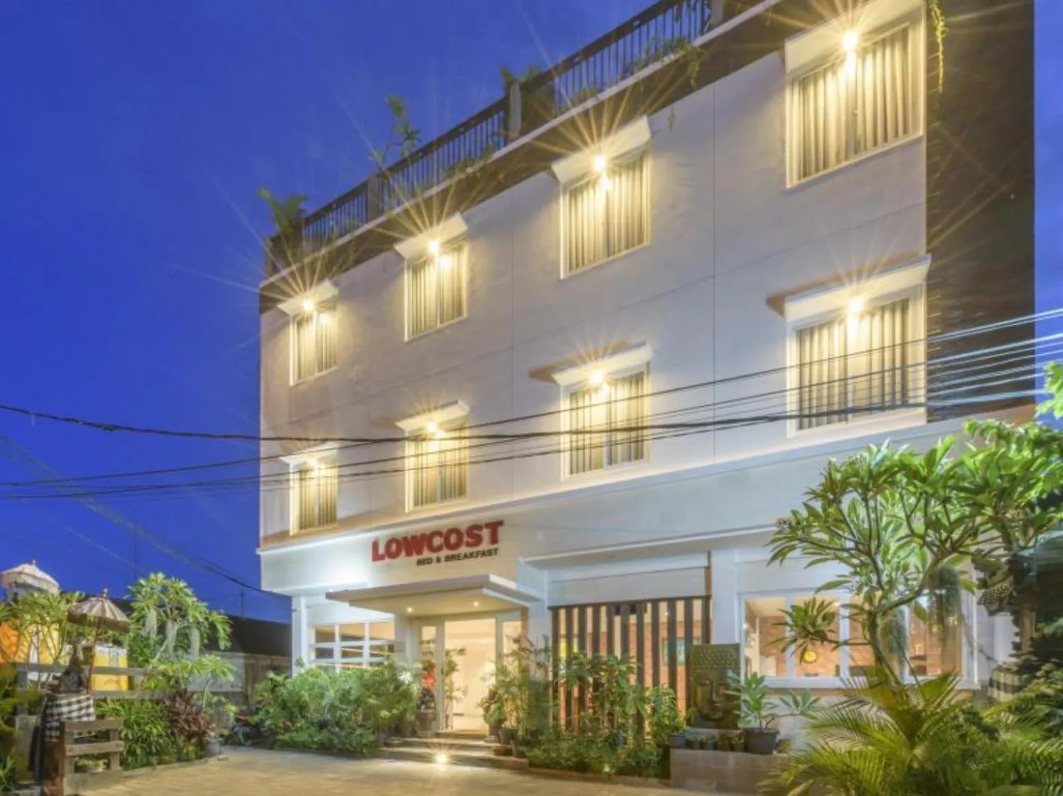 Property Building in Lowcost Bed & Breakfast