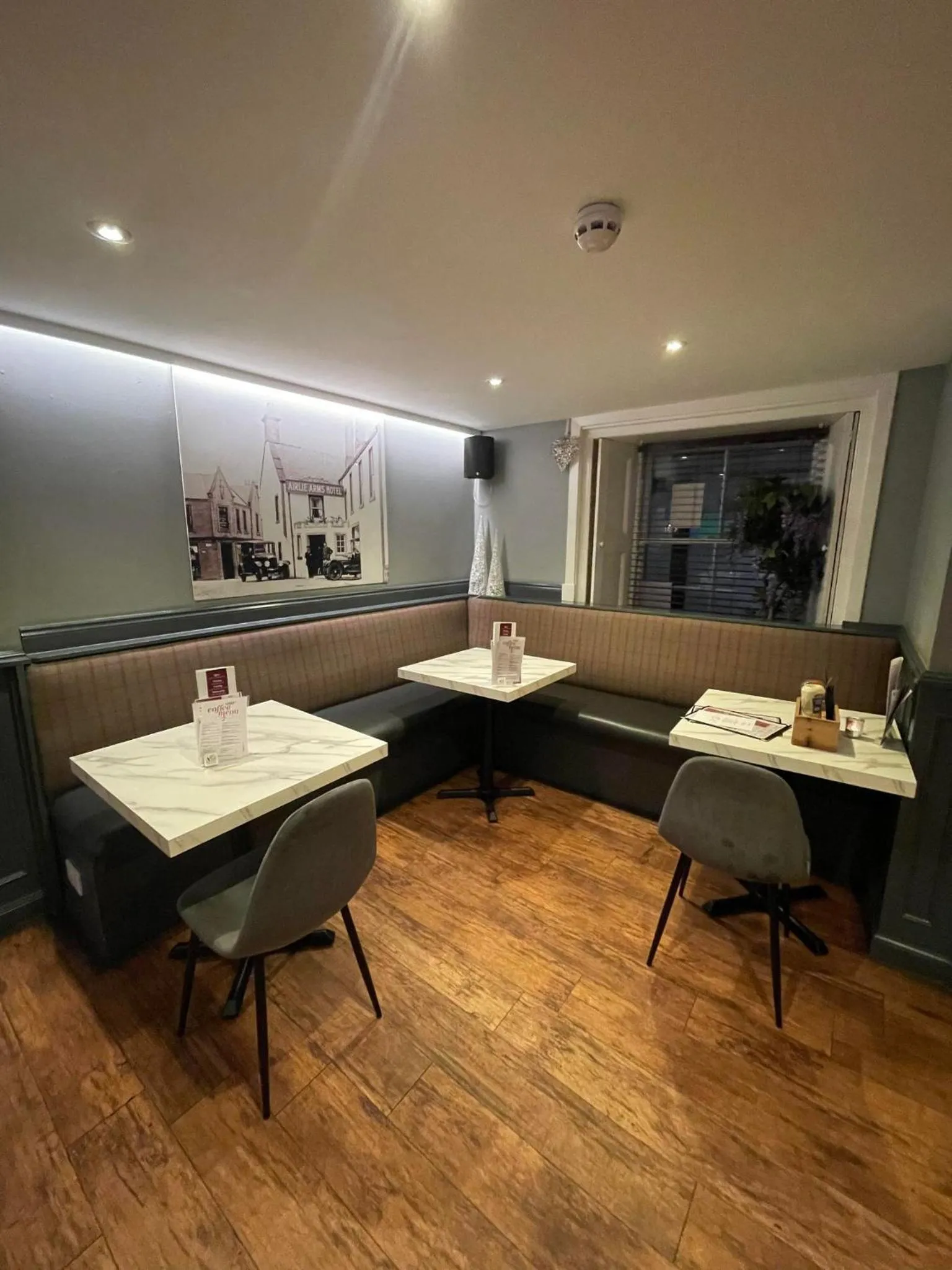 Restaurant/places to eat in Airlie Arms Hotel