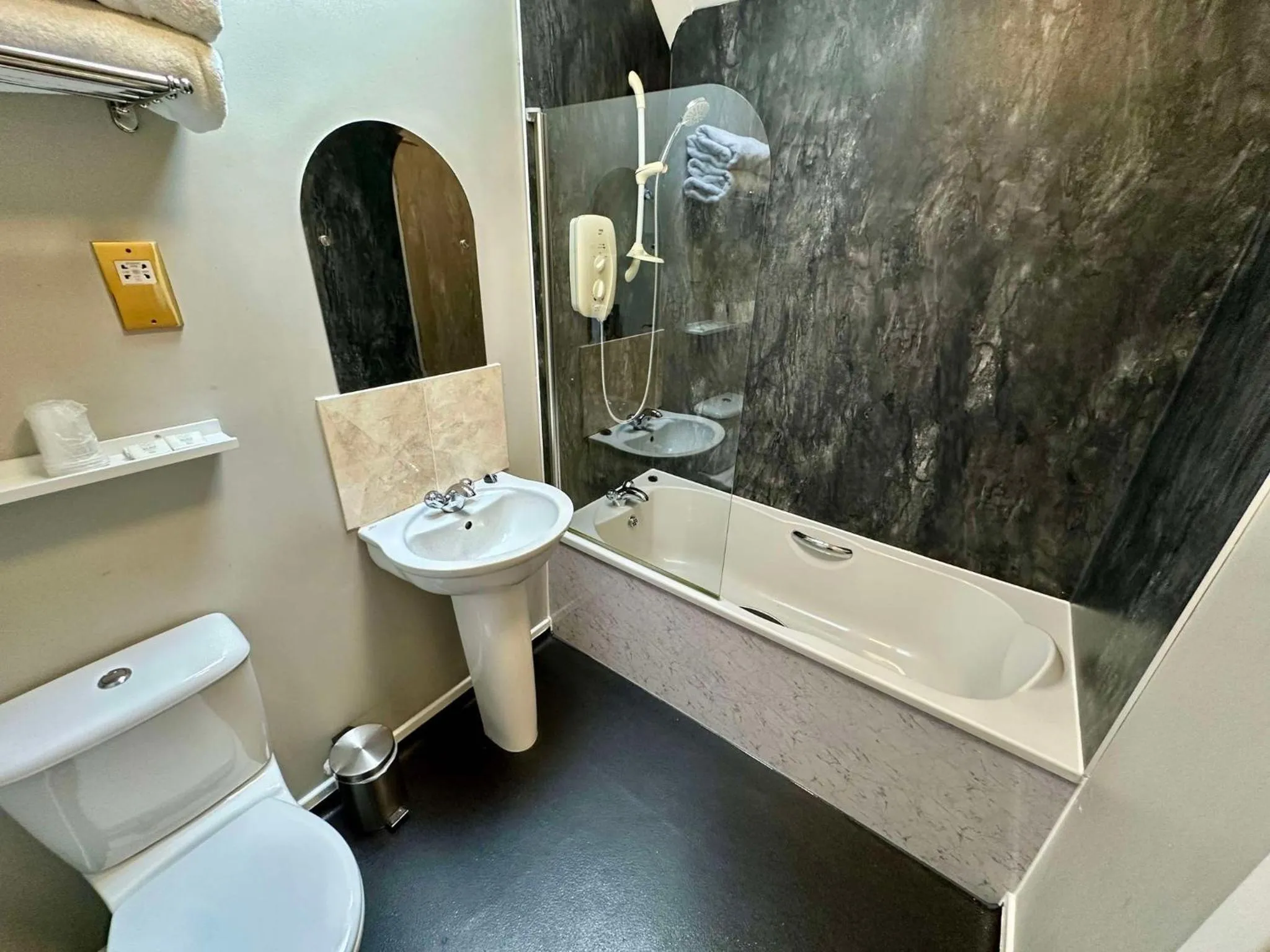 Bathroom in Airlie Arms Hotel