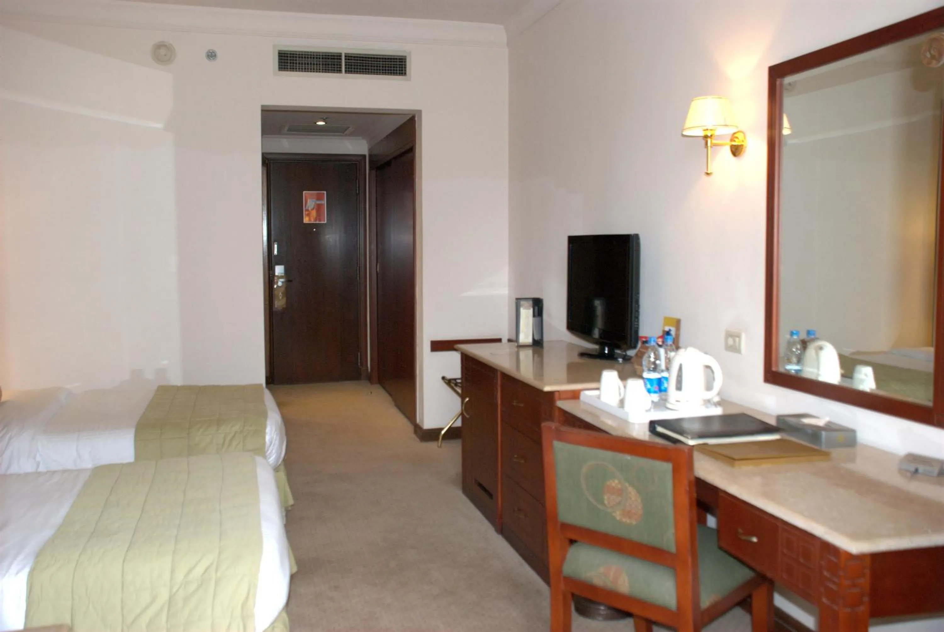 Photo of the whole room, Bed in Safir Hotel Cairo