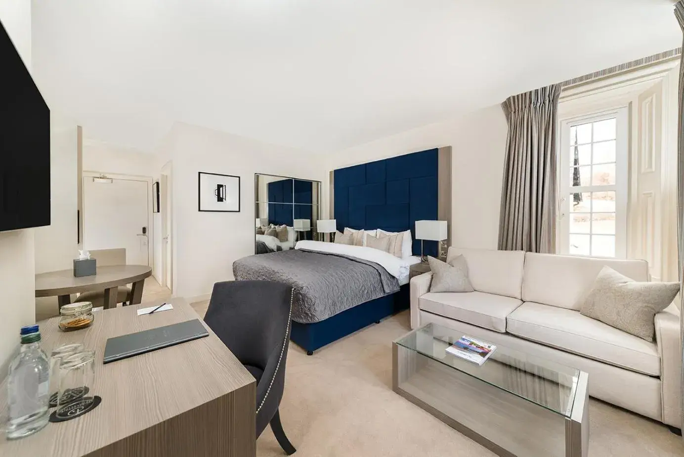 Deluxe Suite in Dunalastair Hotel Suites Deluxe Suite in Dunalastair Hotel Suites