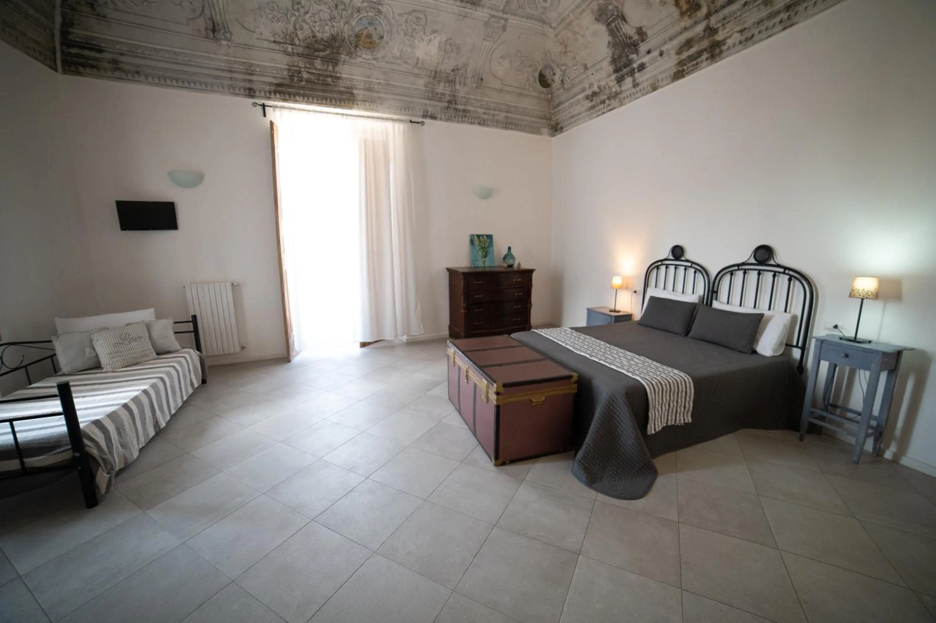 Photo of the whole room, Bed in Donna Elena