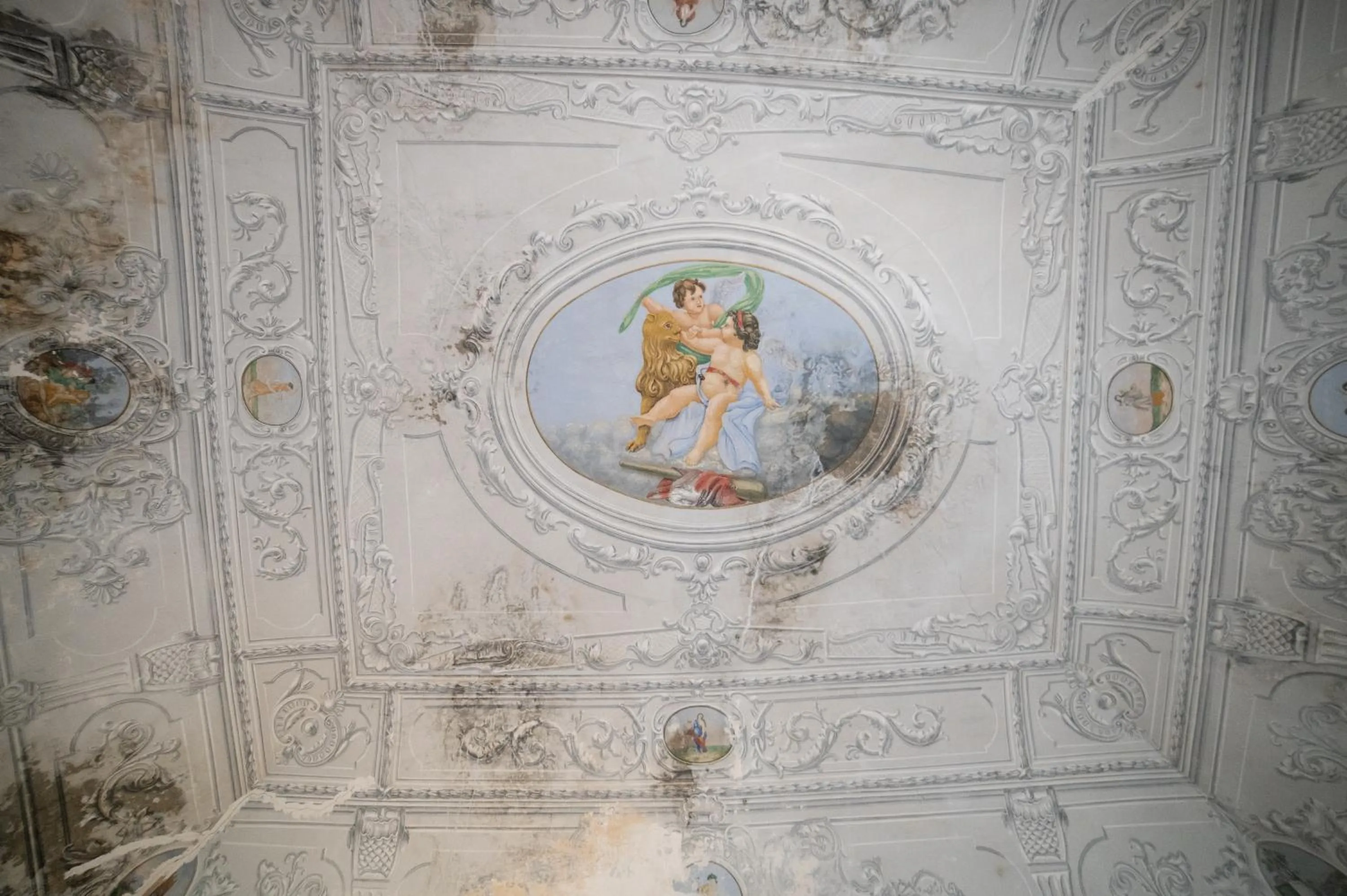 Decorative detail in Donna Elena