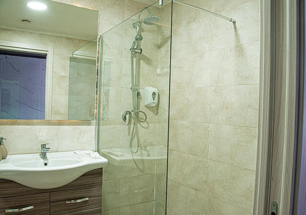 Shower in Hotel Angioino & Spa