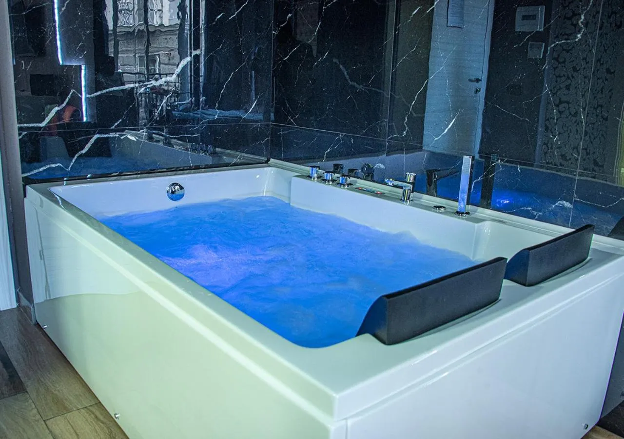 Hot Tub in Hotel Angioino & Spa