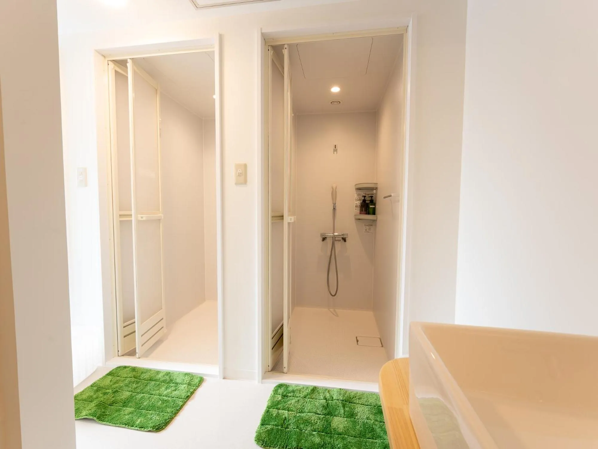 Shower in Hütte Jil Shirakabako at 1,400m