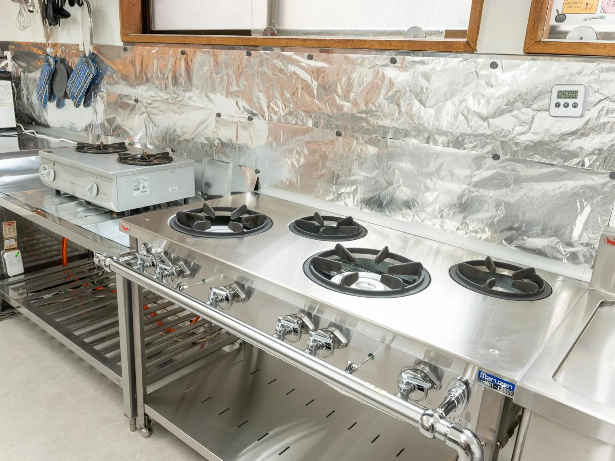 Communal kitchen in Hütte Jil Shirakabako at 1,400m