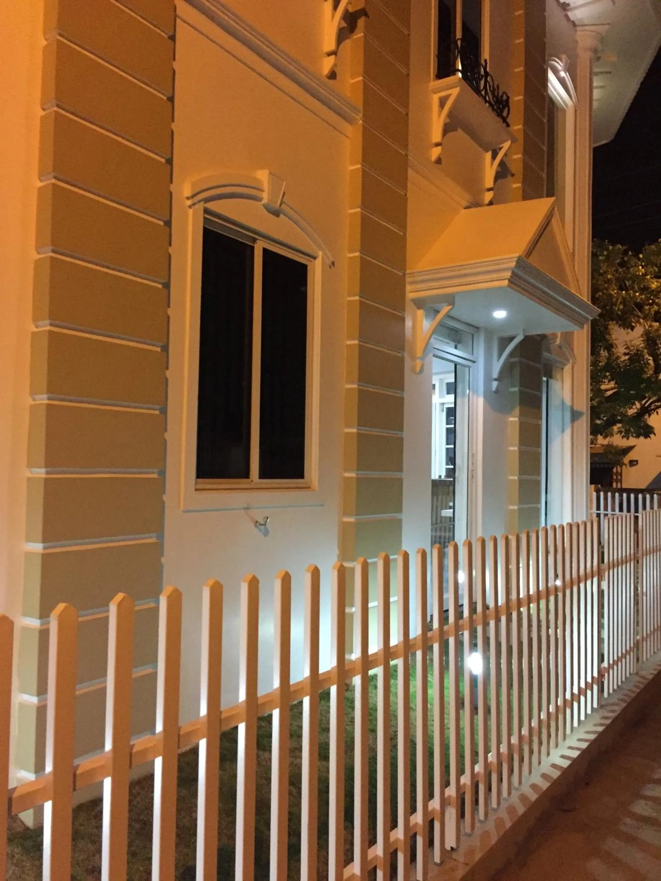 Decorative detail in Daffodils Spice Court